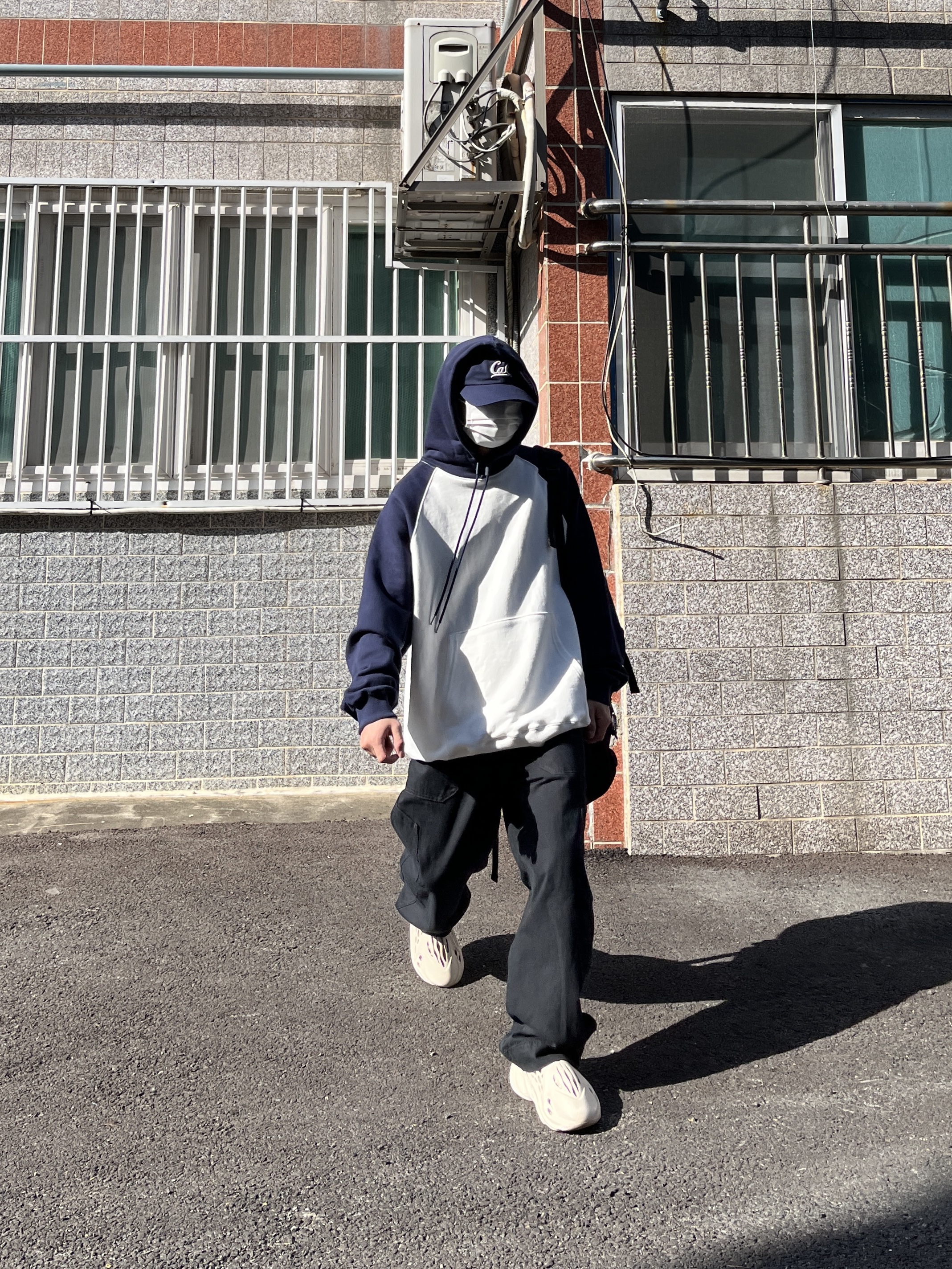 Adidas Yeezy Foam RNNR Sand 착용 스타일