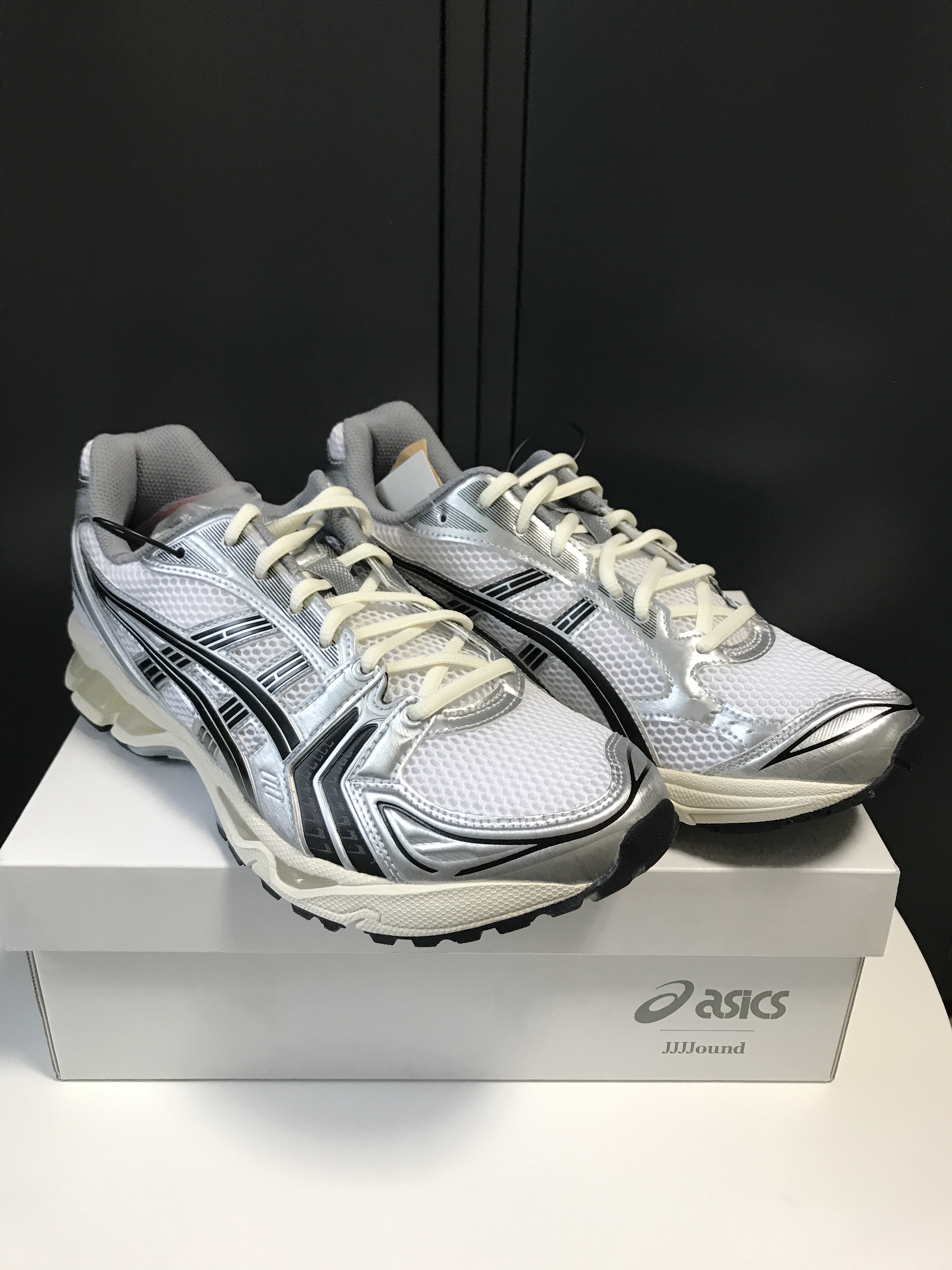Asics x JJJJound Gel-Kayano 14 Silver Black 착용 스타일 - 1
