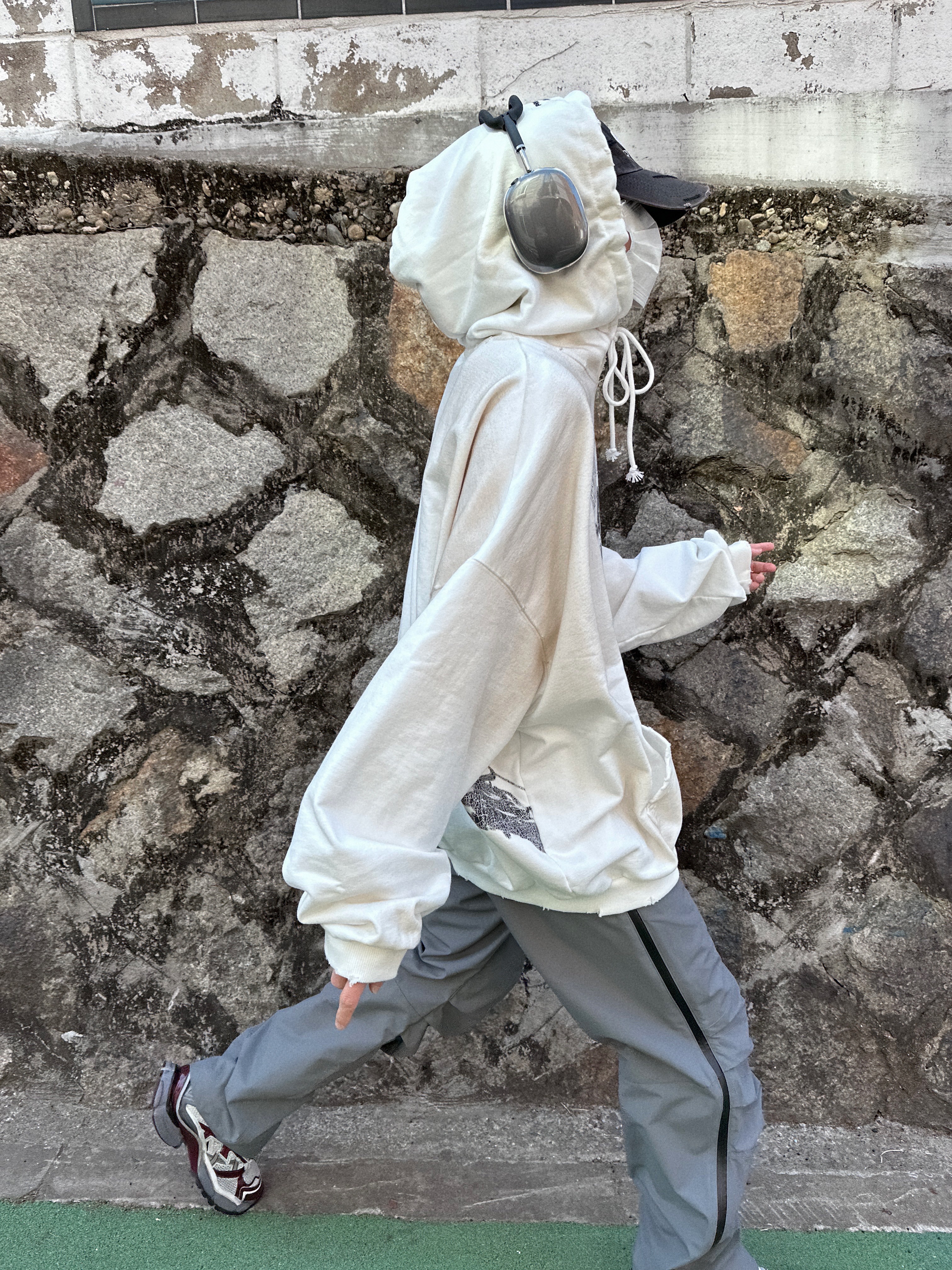 Project G/R x Atmos Etiquette Lesson Vintage Washed Hoodie White, Balenciaga Runner Sneakers Grey Burgundy 착용 스타일 - 4