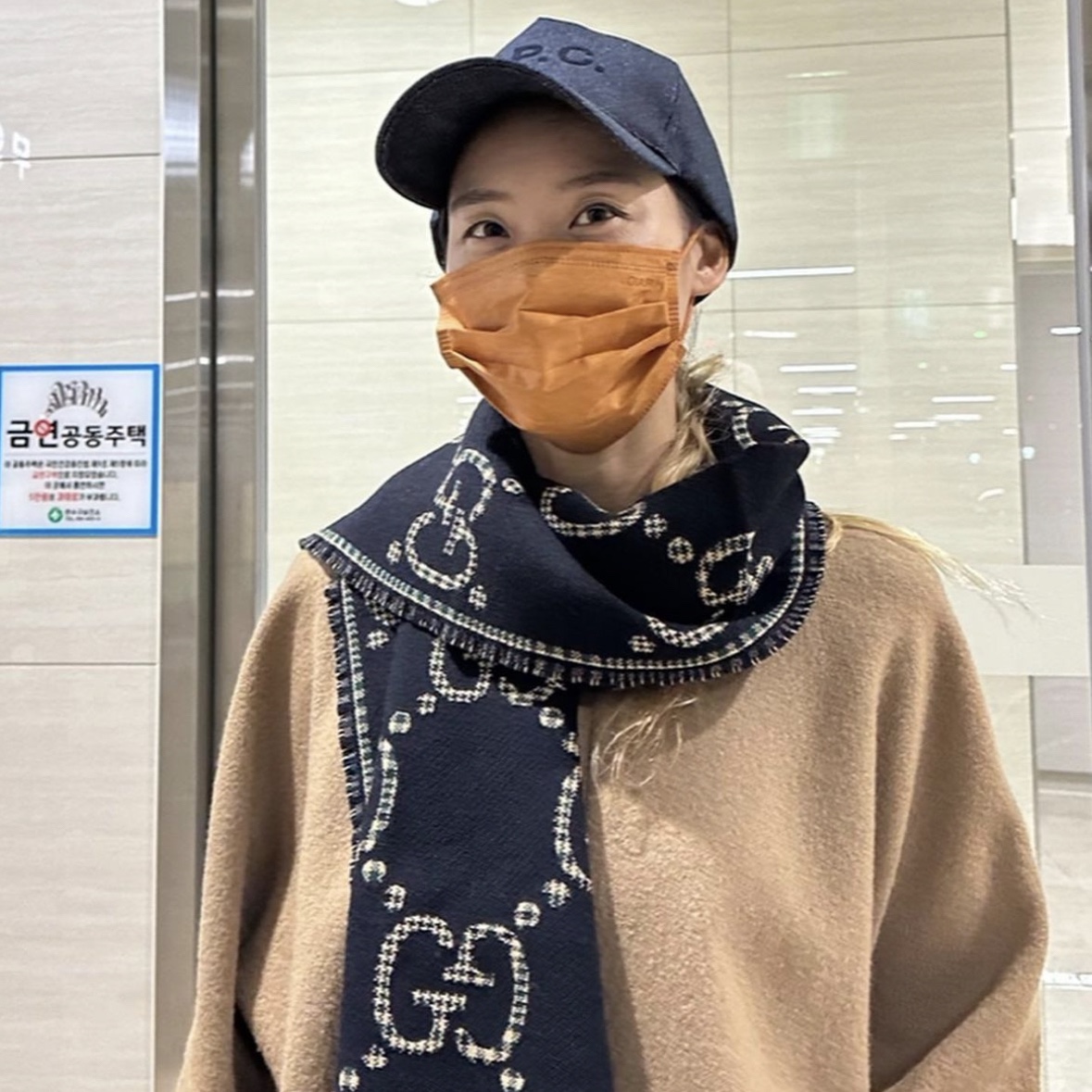Gucci GG Wool Jacquard Muffler Black Ivory, Louis Vuitton Monogram Classic Muffler Charcoal Grey 착용 스타일 - 3