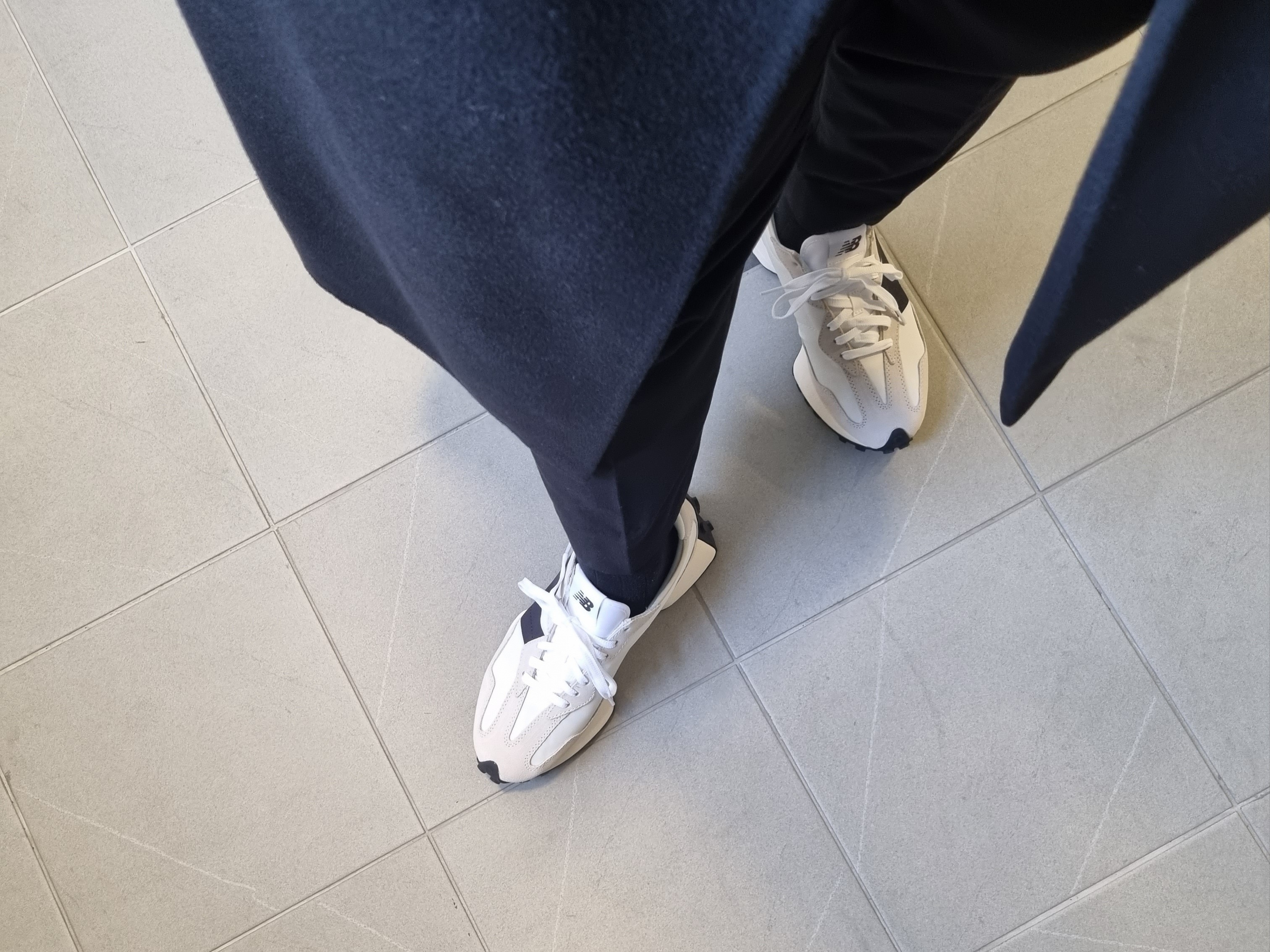 New Balance 327 White Black 착용 스타일 - 3