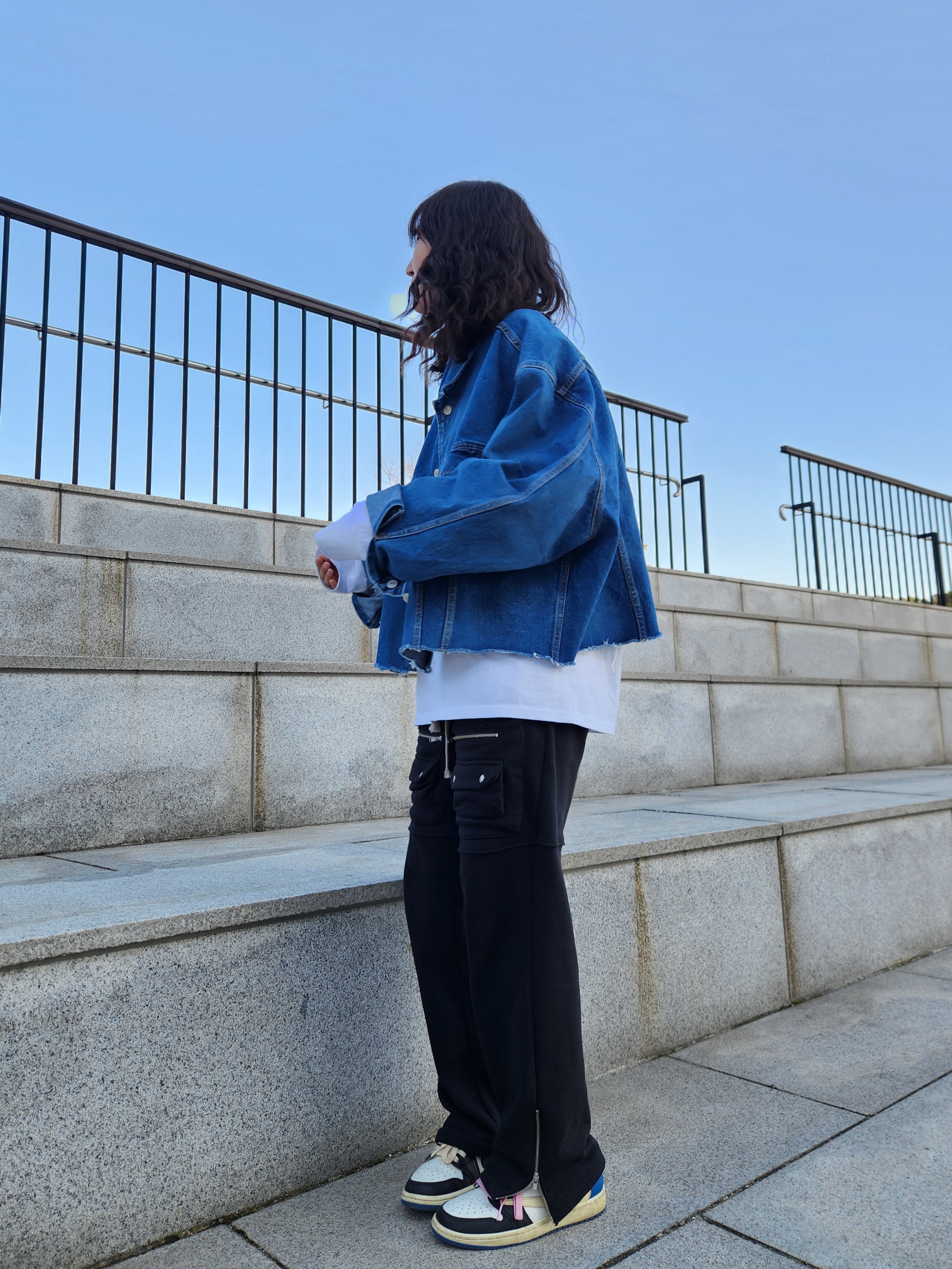 Jordan 1 x Travis Scott x Fragment Retro Low OG SP Military Blue, Stussy World Tour LS T-Shirt White 착용 스타일 - 2