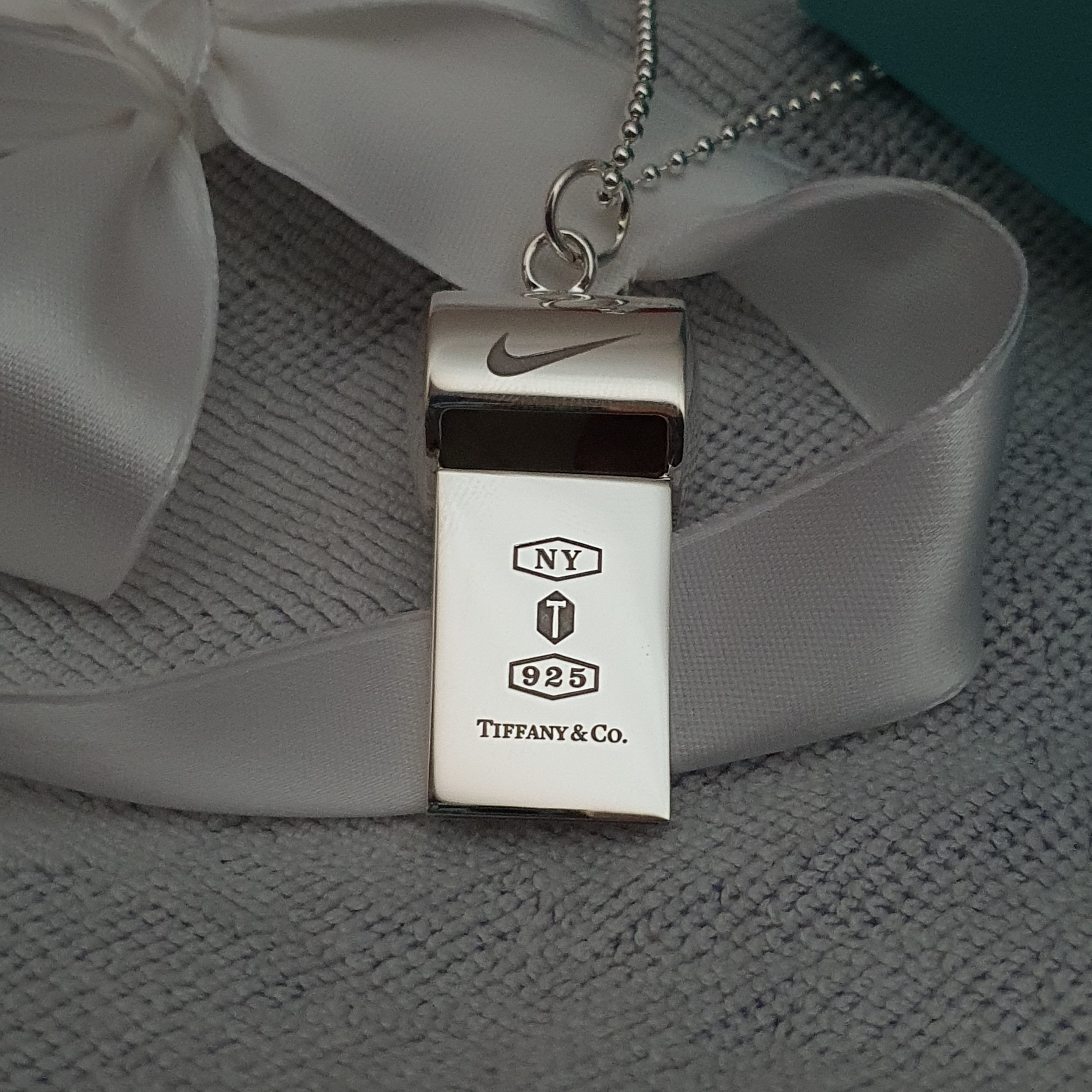 Tiffany & Co. x Nike Whistle Pendant Sterling Silver 착용 스타일 - 3