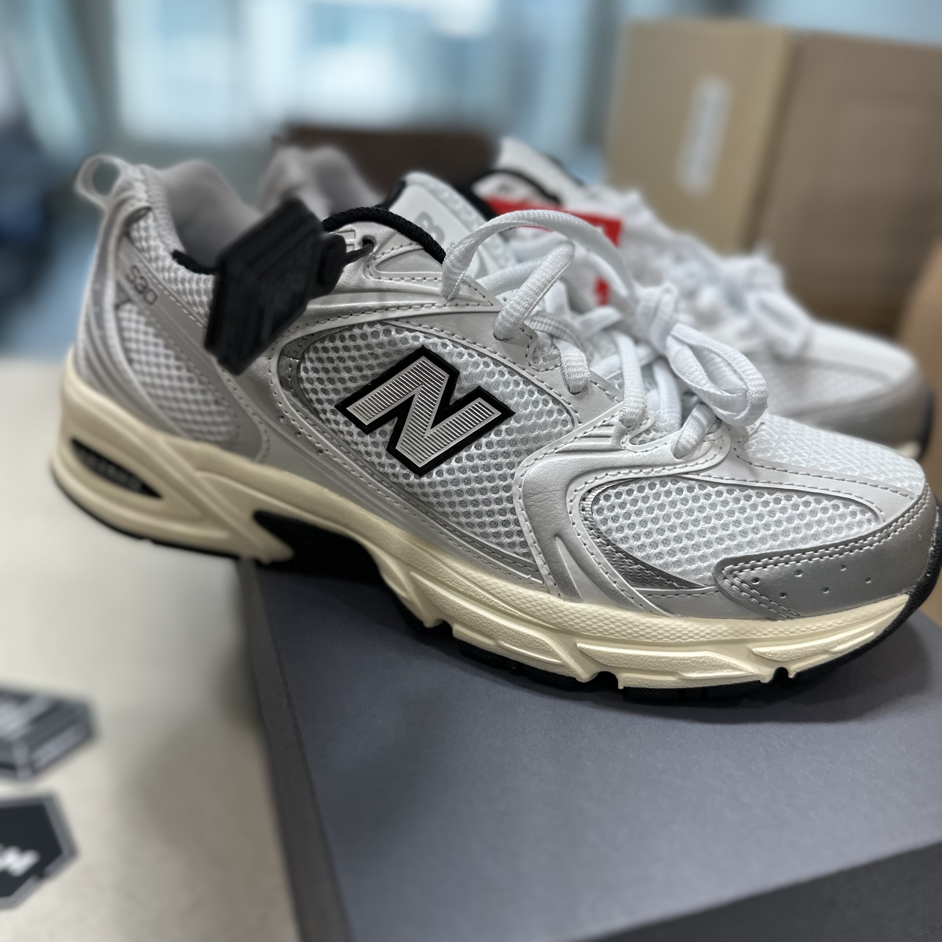 New Balance 530 Silver Cream 착용 스타일 - 1