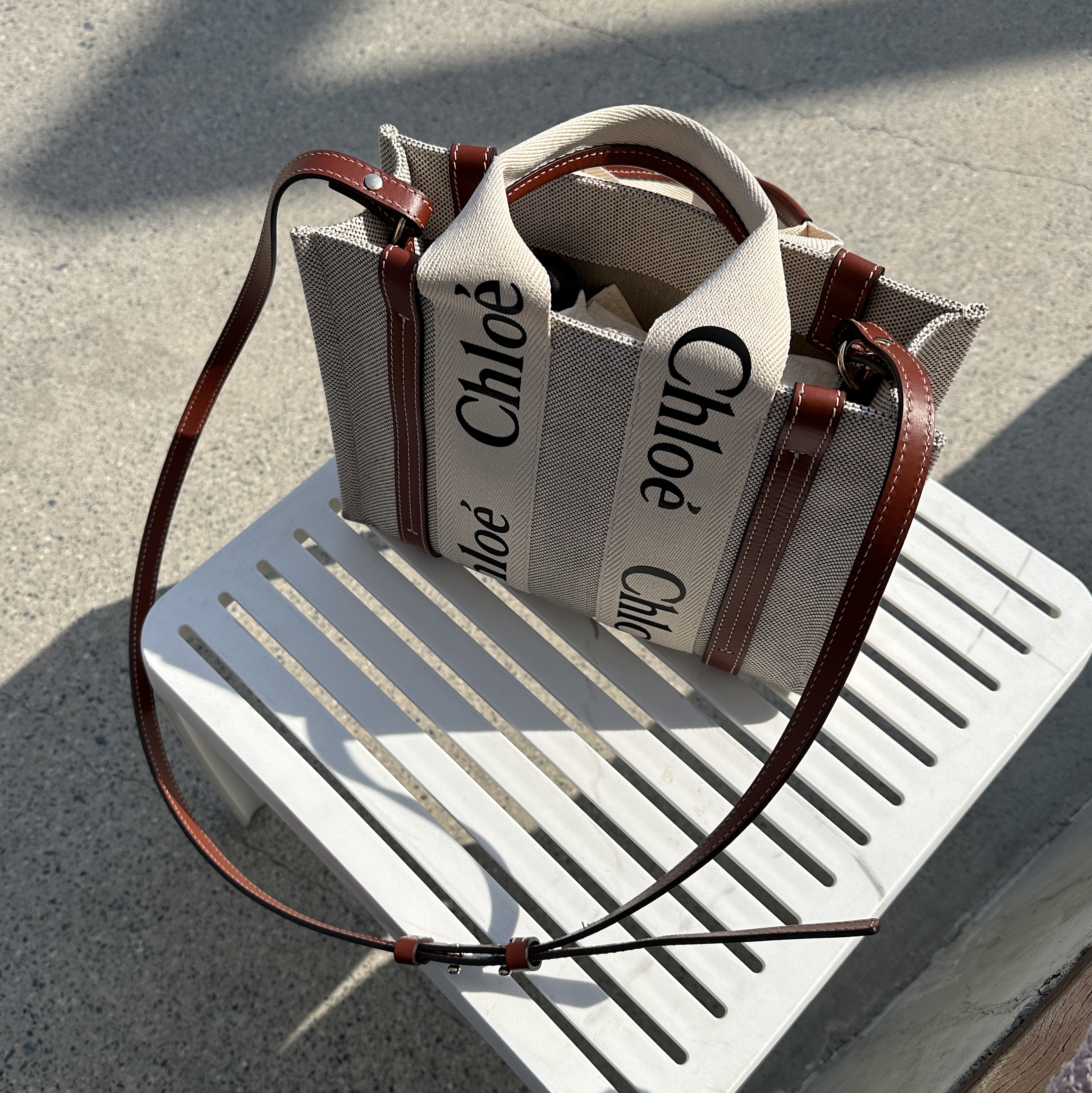Chloe Woody Small Strap Tote Bag White Brown 착용 스타일