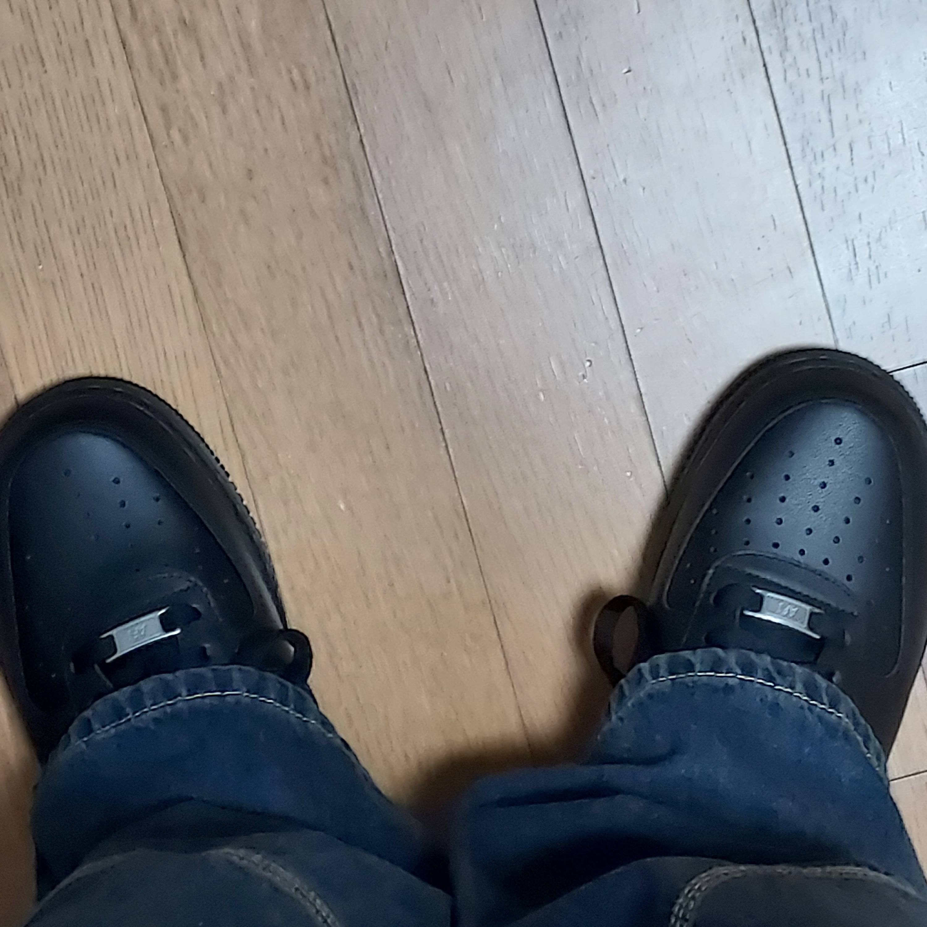 Nike Air Force 1 '07 Low Triple Black 착용 스타일