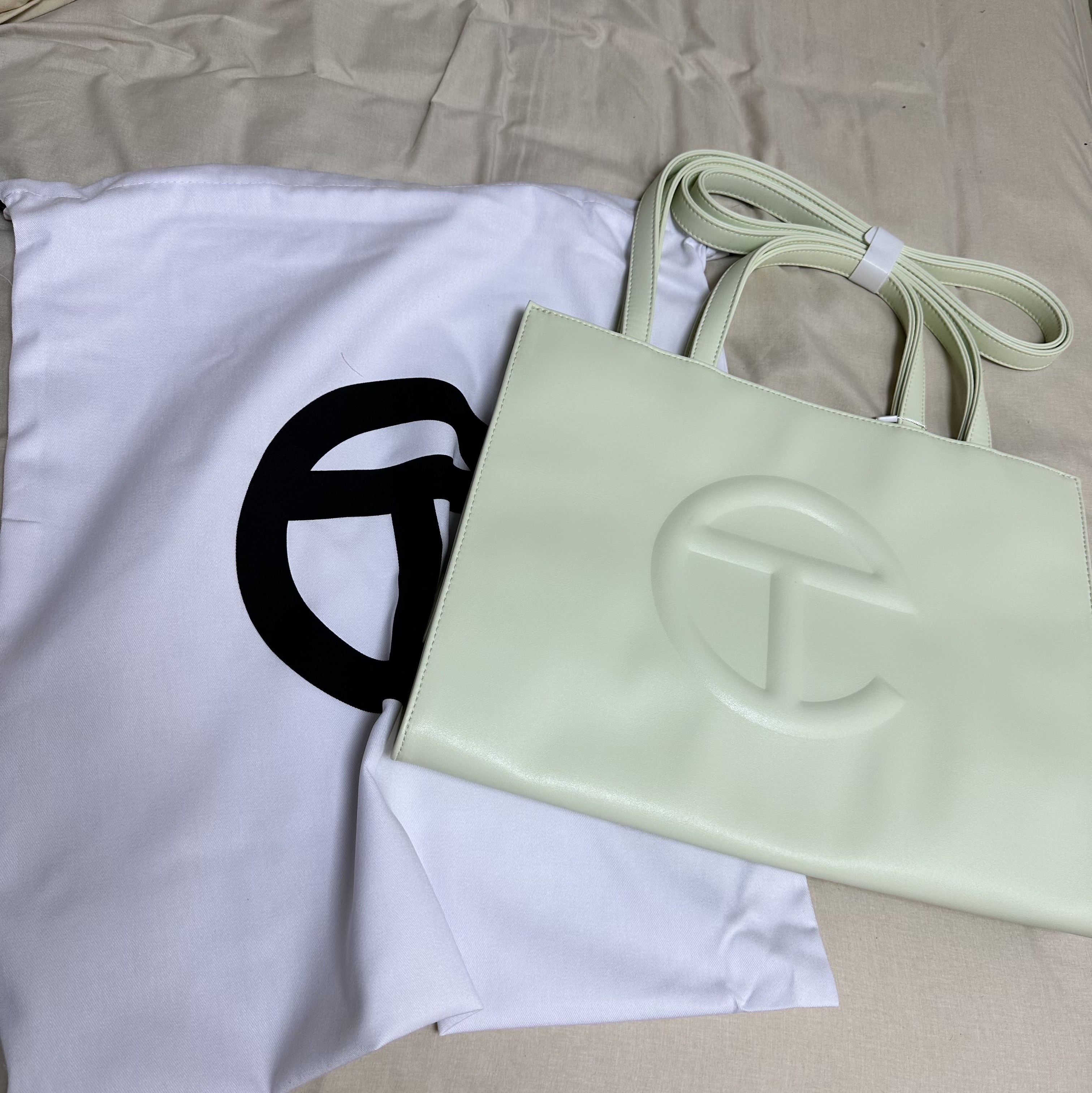 Telfar Medium Shopping Bag Glue 착용 스타일 - 3