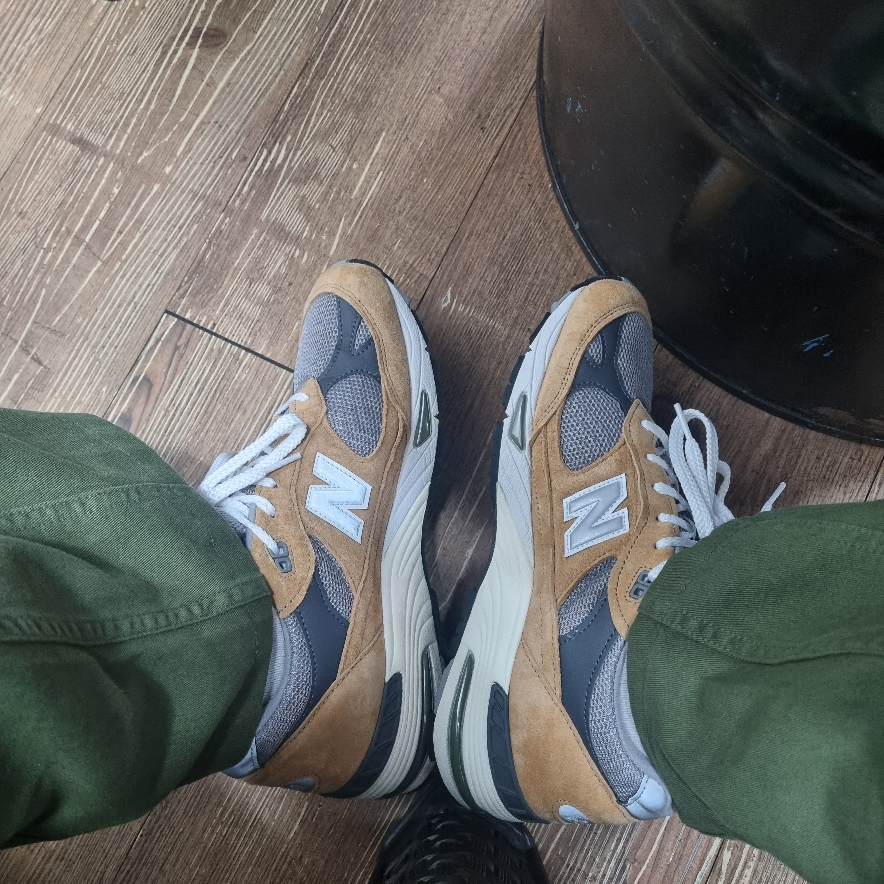 New Balance 991 Made in UK Tan Grey, (W) Nike Zoom Vomero 5 Cobblestone and Flat Pewter 착용 스타일 - 2