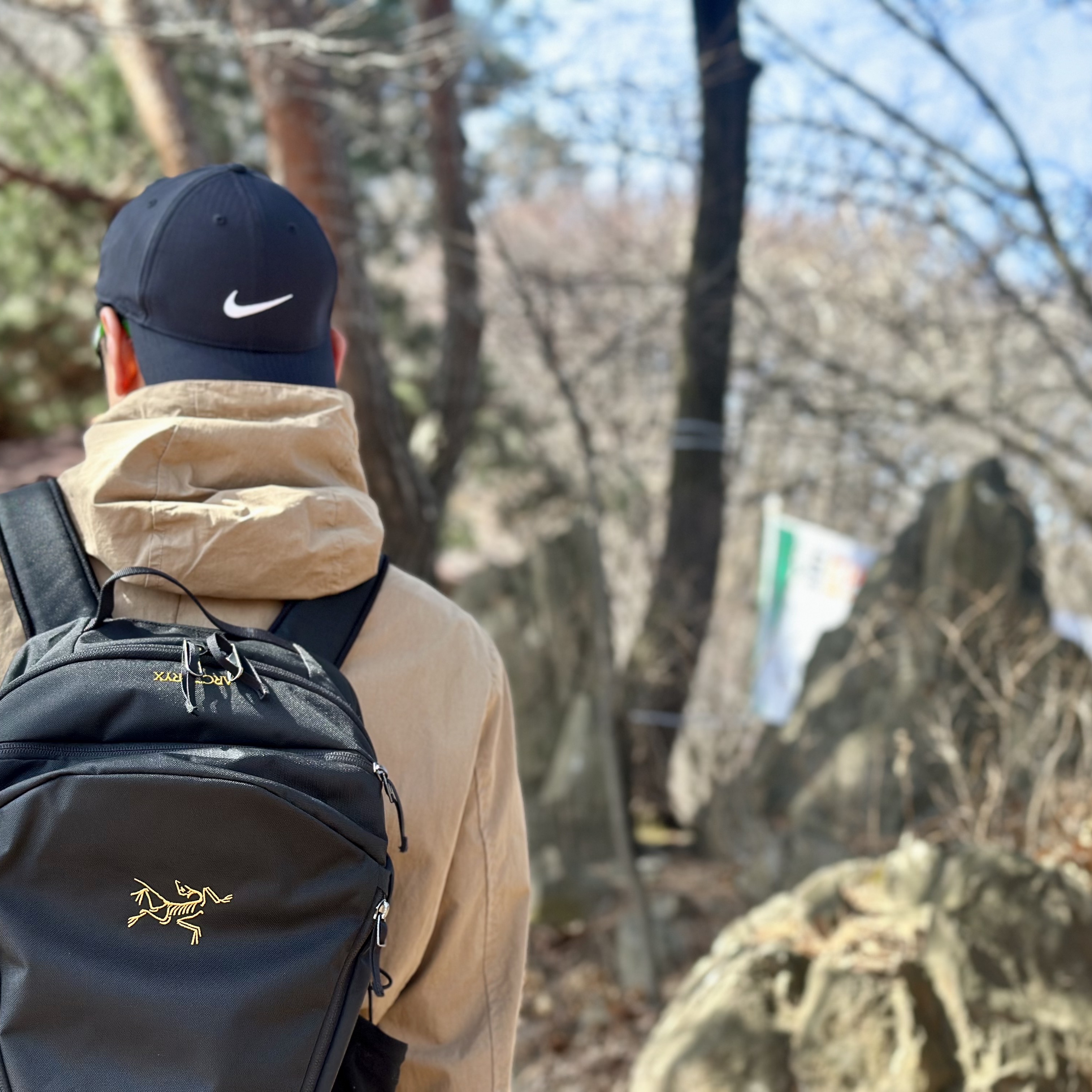 Arc'teryx Mantis 26 Backpack Black 착용 스타일 - 2