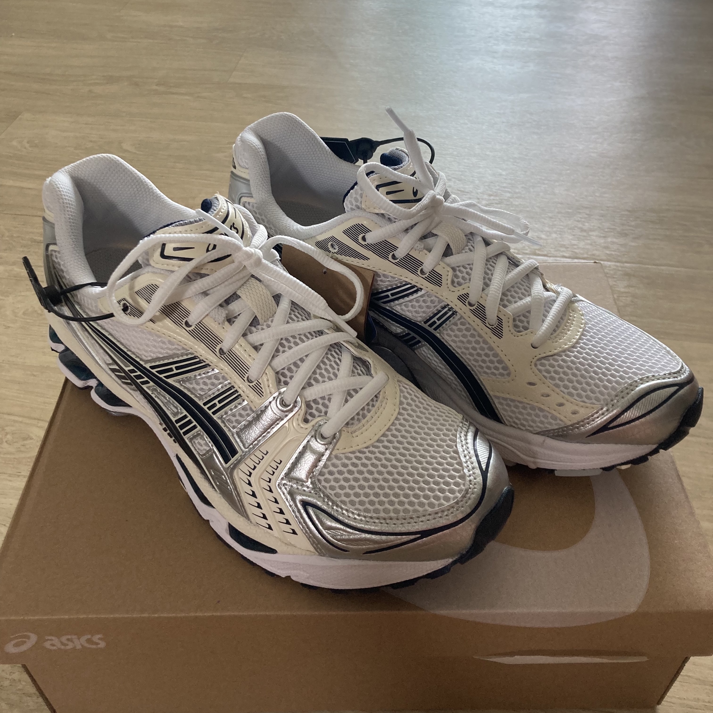 (W) Asics Gel-Kayano 14 White Midnight 착용 스타일