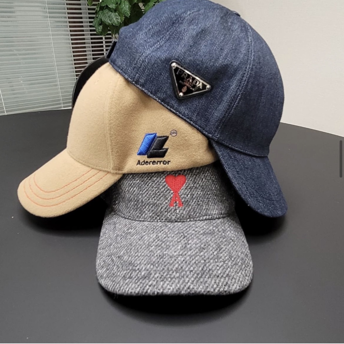 Prada Denim Baseball Cap Navy 착용 스타일 - 2
