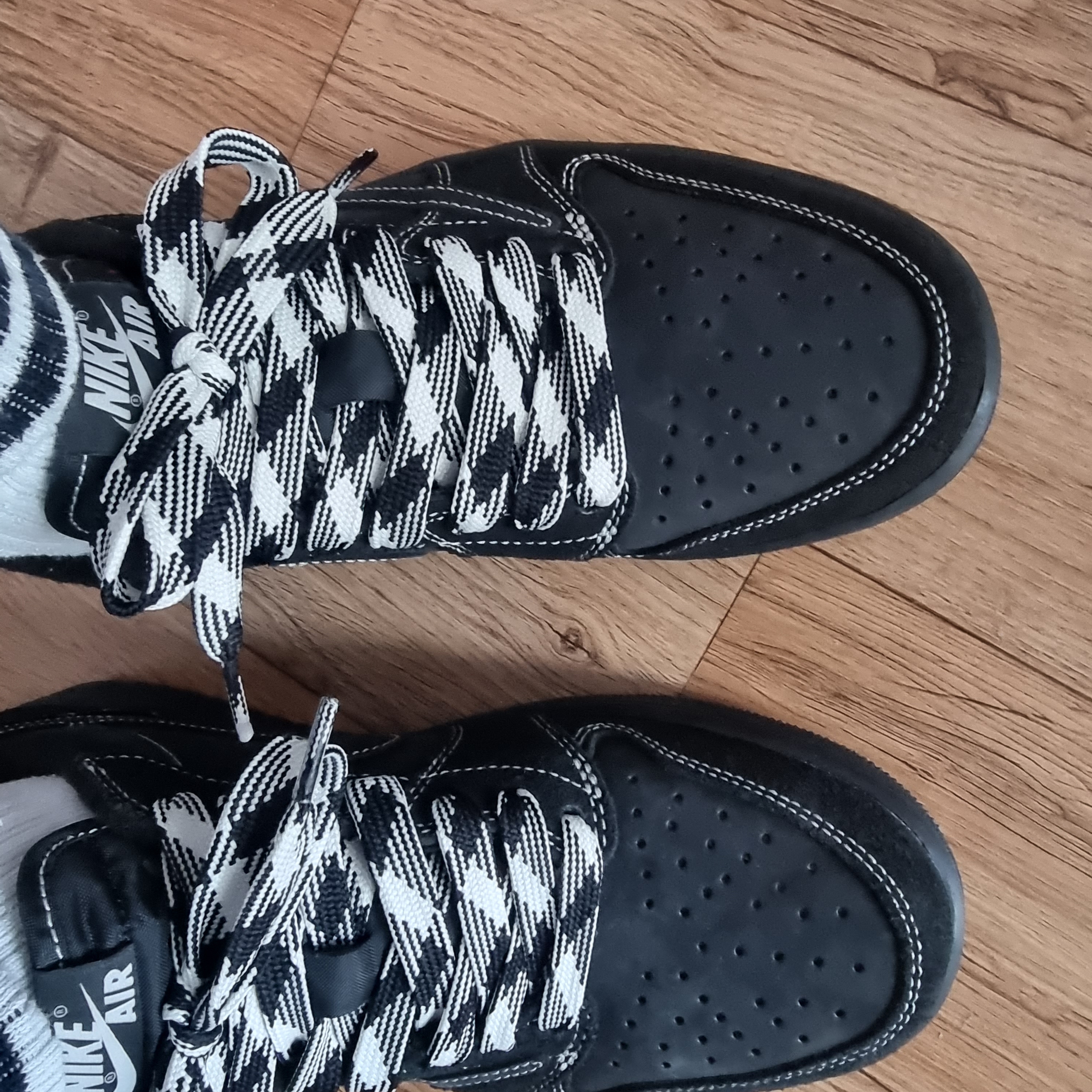 Jordan 1 x Travis Scott Retro Low OG SP Black Phantom 착용 스타일 - 2