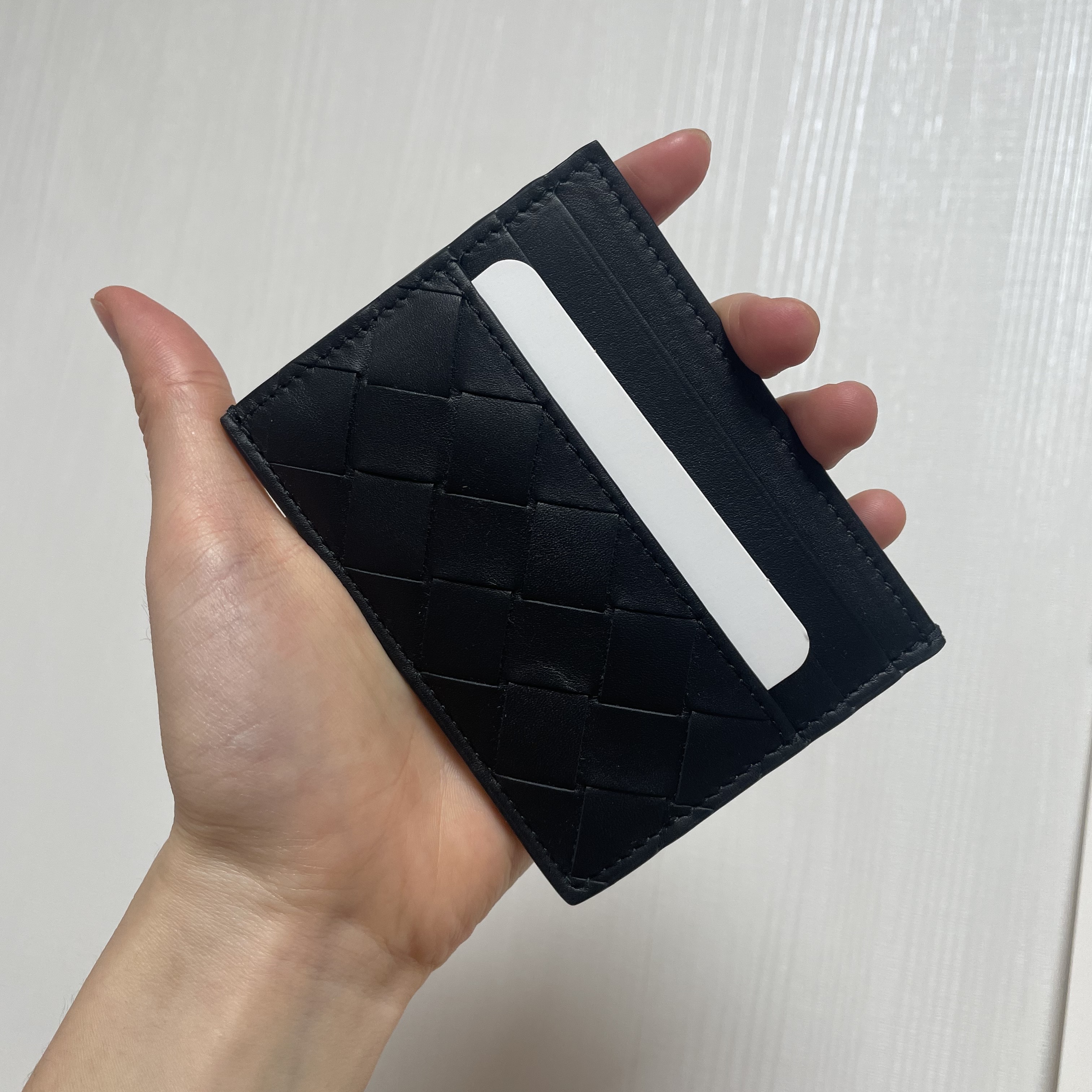 Bottega Veneta Card Case Black 착용 스타일 - 1