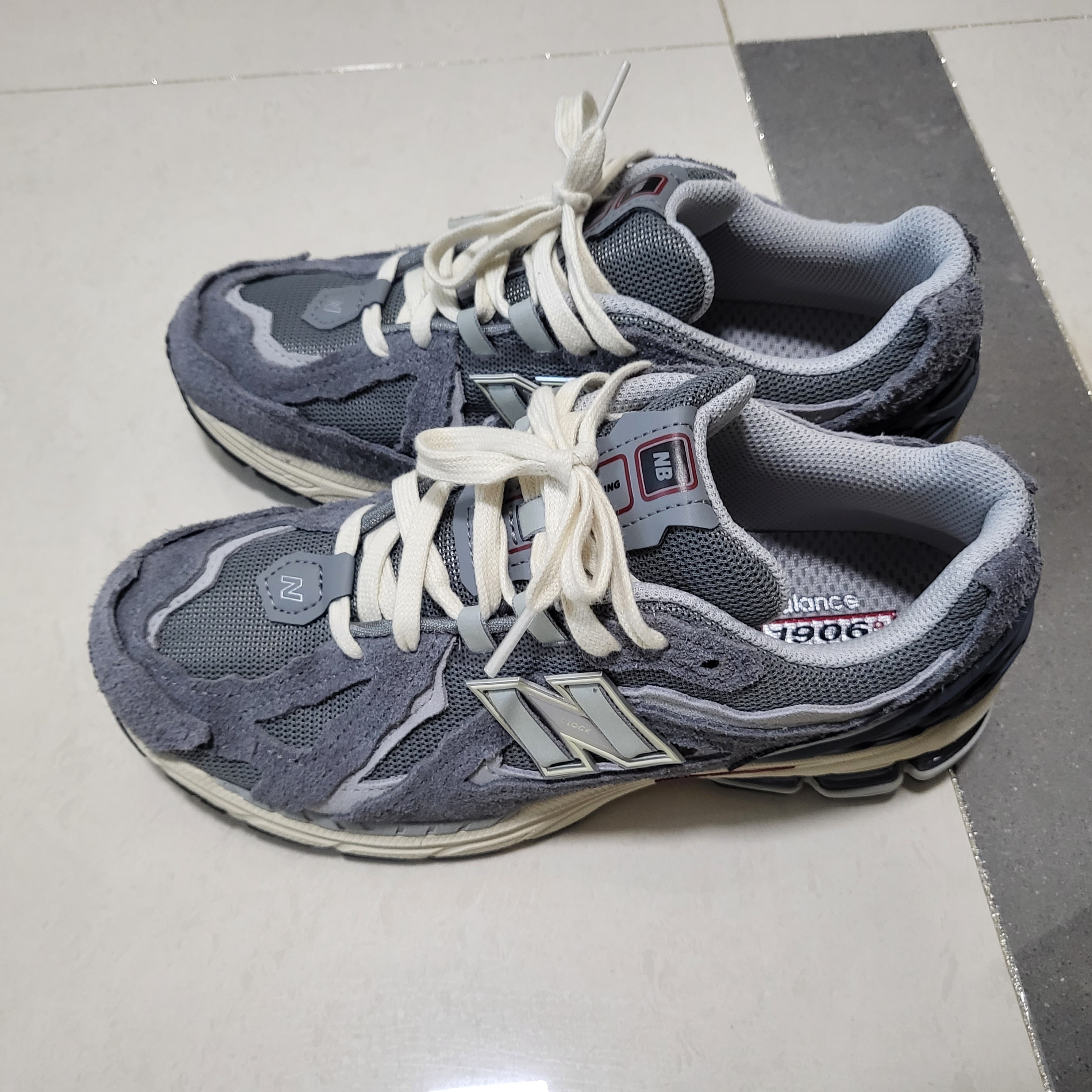 New Balance 1906D Protection Pack Castlerock 착용 스타일 - 1