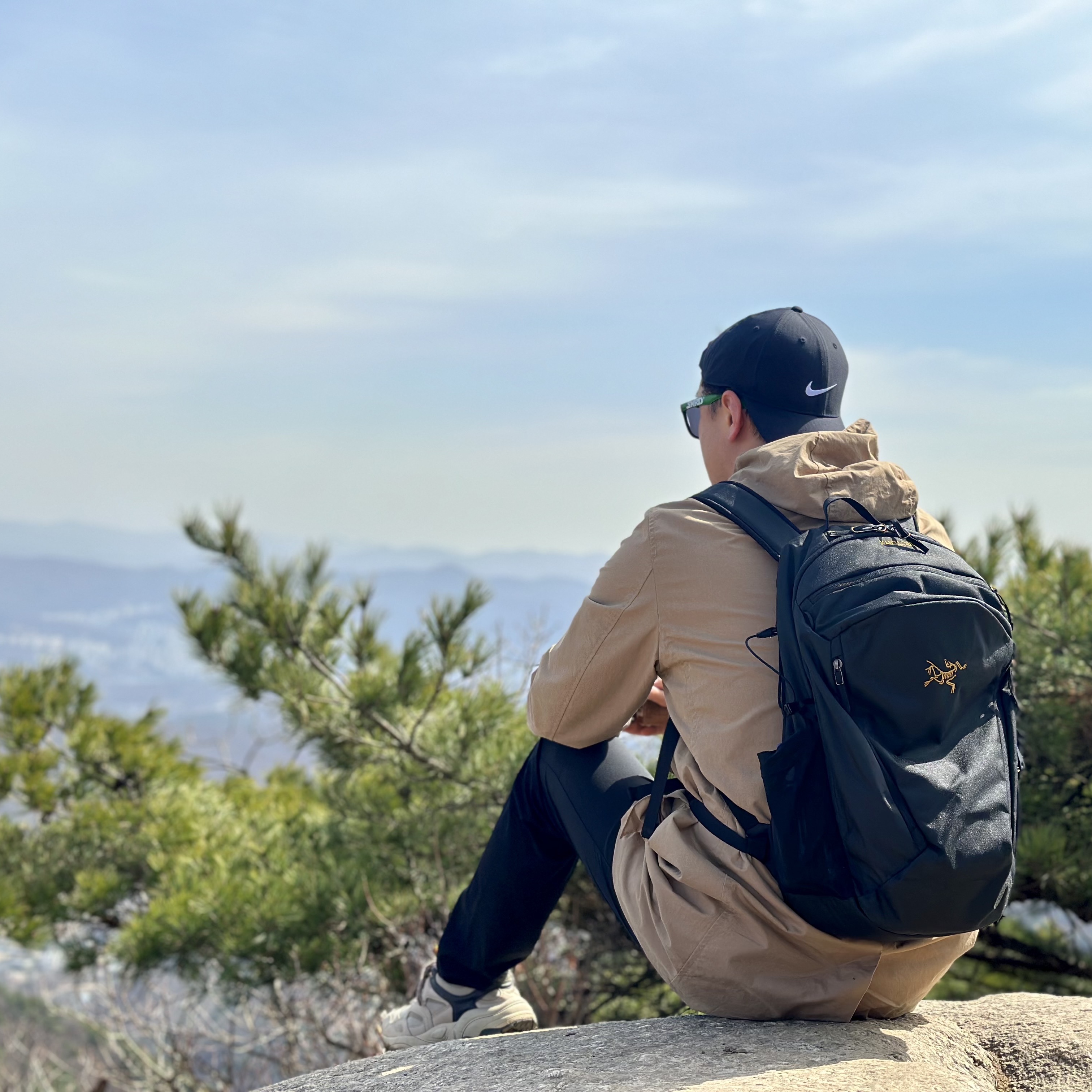 Arc'teryx Mantis 26 Backpack Black 착용 스타일 - 3