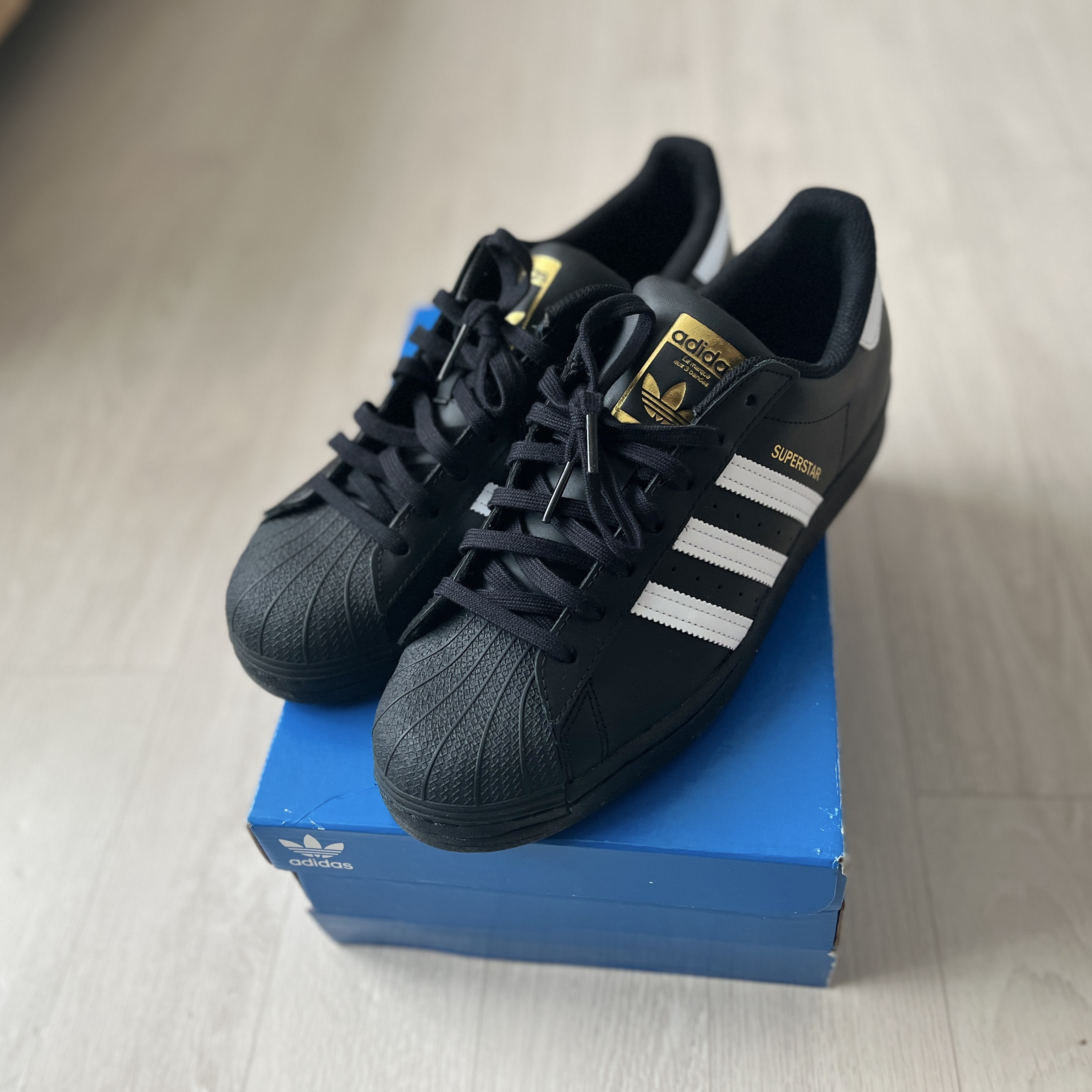 Adidas Superstar Core Black White 착용 스타일 - 2