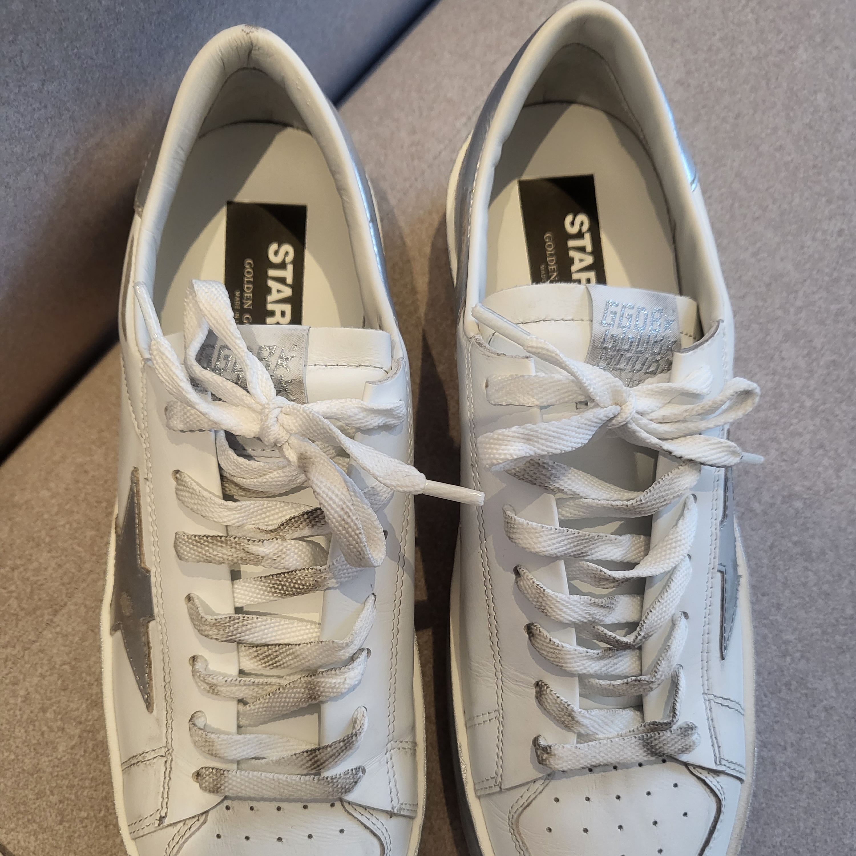 Golden Goose Stardan White Silver Heel Tab Sneakers 착용 스타일 - 3