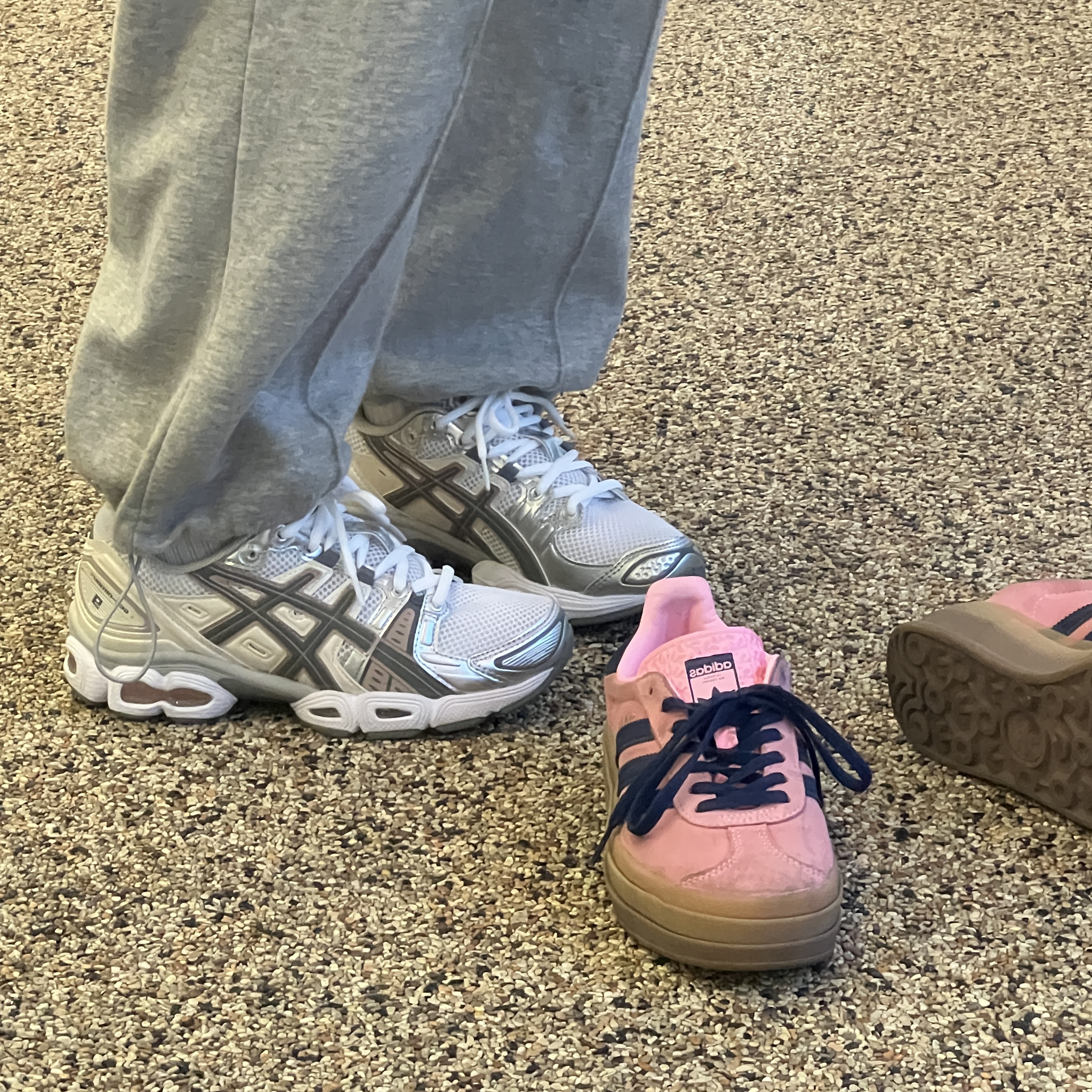 (W) Asics Gel-Nimbus 9 White Oatmeal, (W) Adidas Gazelle Bold Pink Glow Victory Blue 착용 스타일 - 1