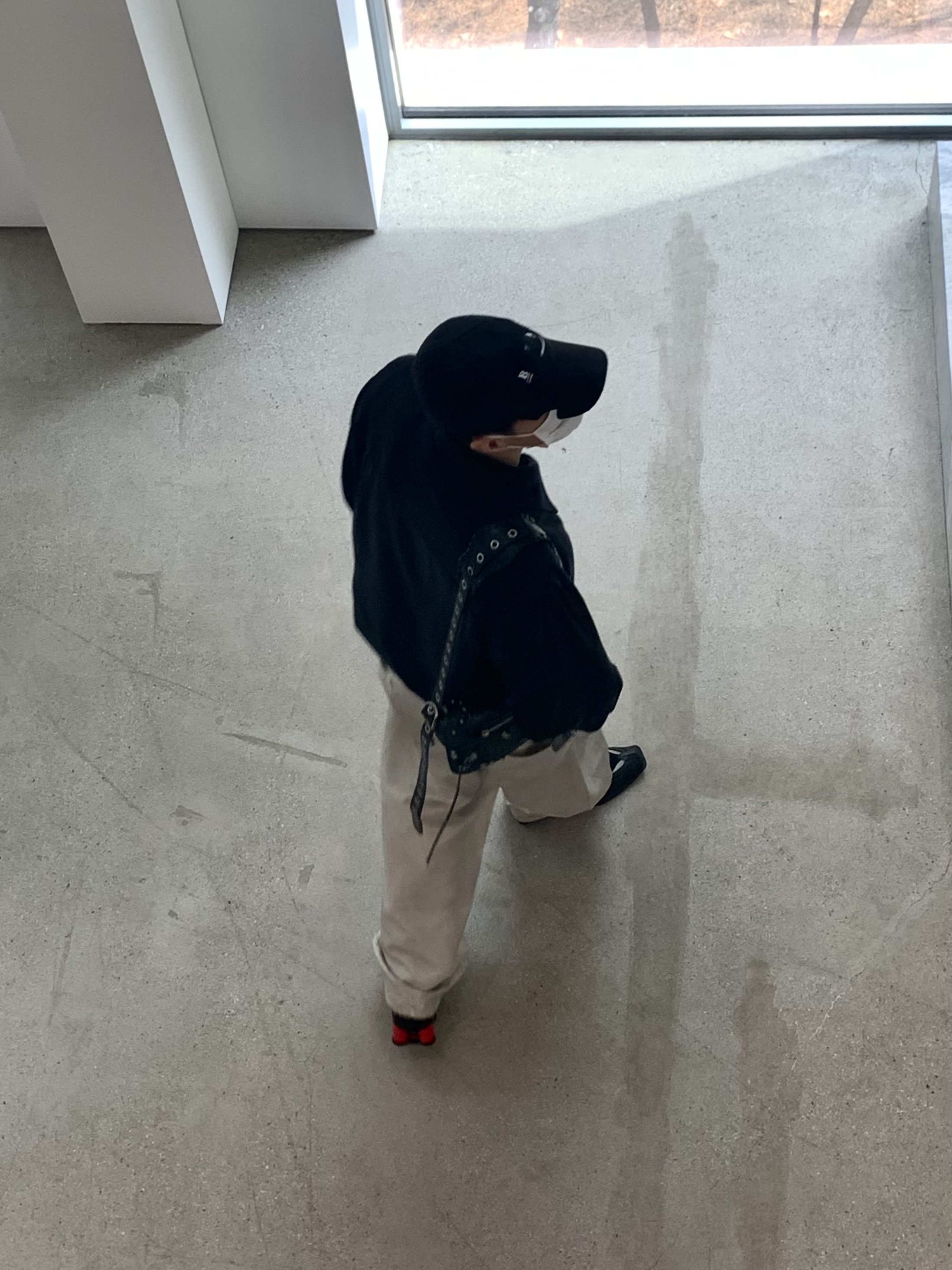 Balenciaga Gaffer Cap Black, Balenciaga Arena Lambskin Aged Silver Hardware Le Cagole XS Flap Bag Black 착용 스타일 - 5