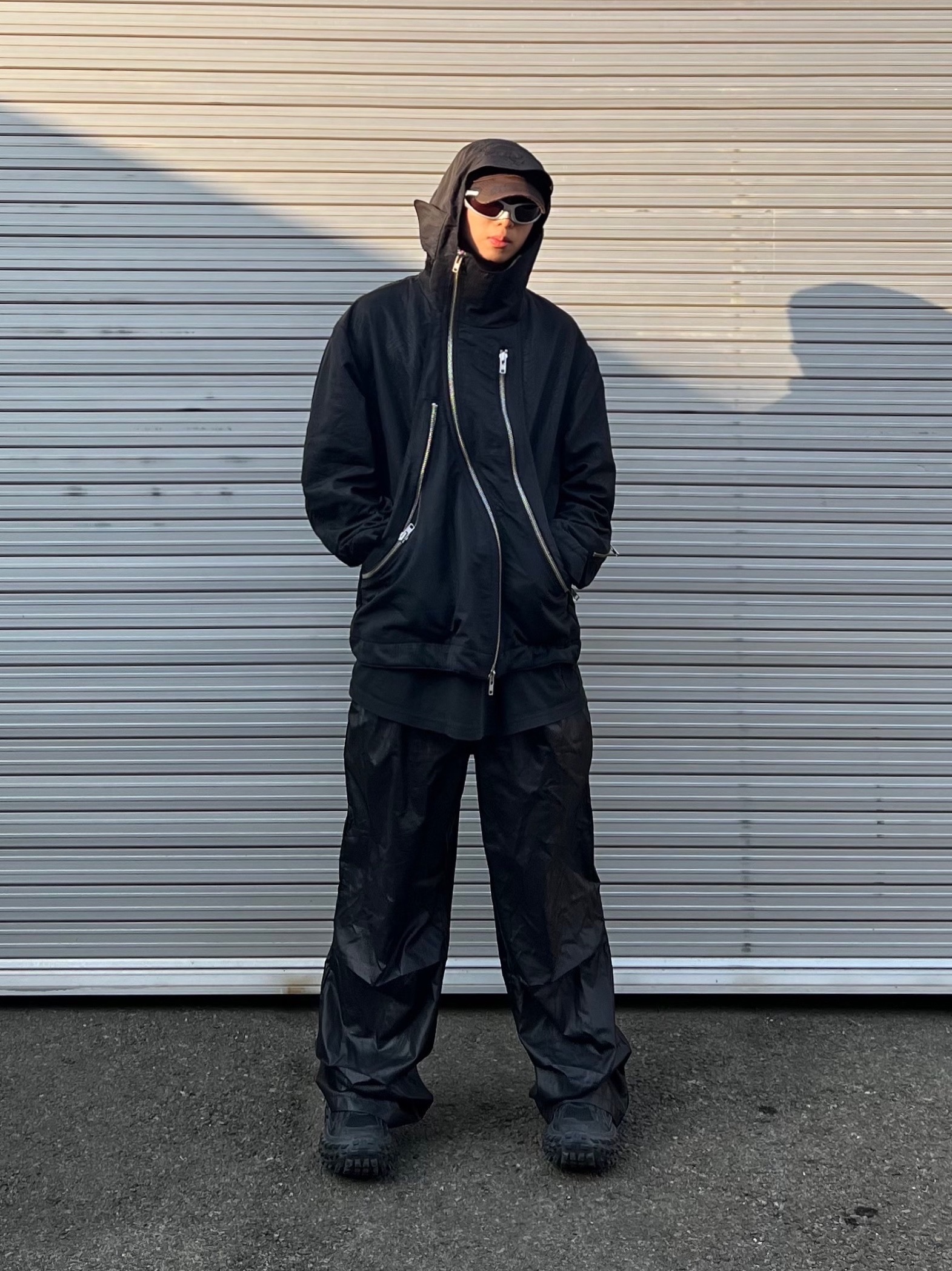 Balenciaga Sporty B Sunfaded Cap Black, Balenciaga Defender Sneakers Black 착용 스타일 - 2