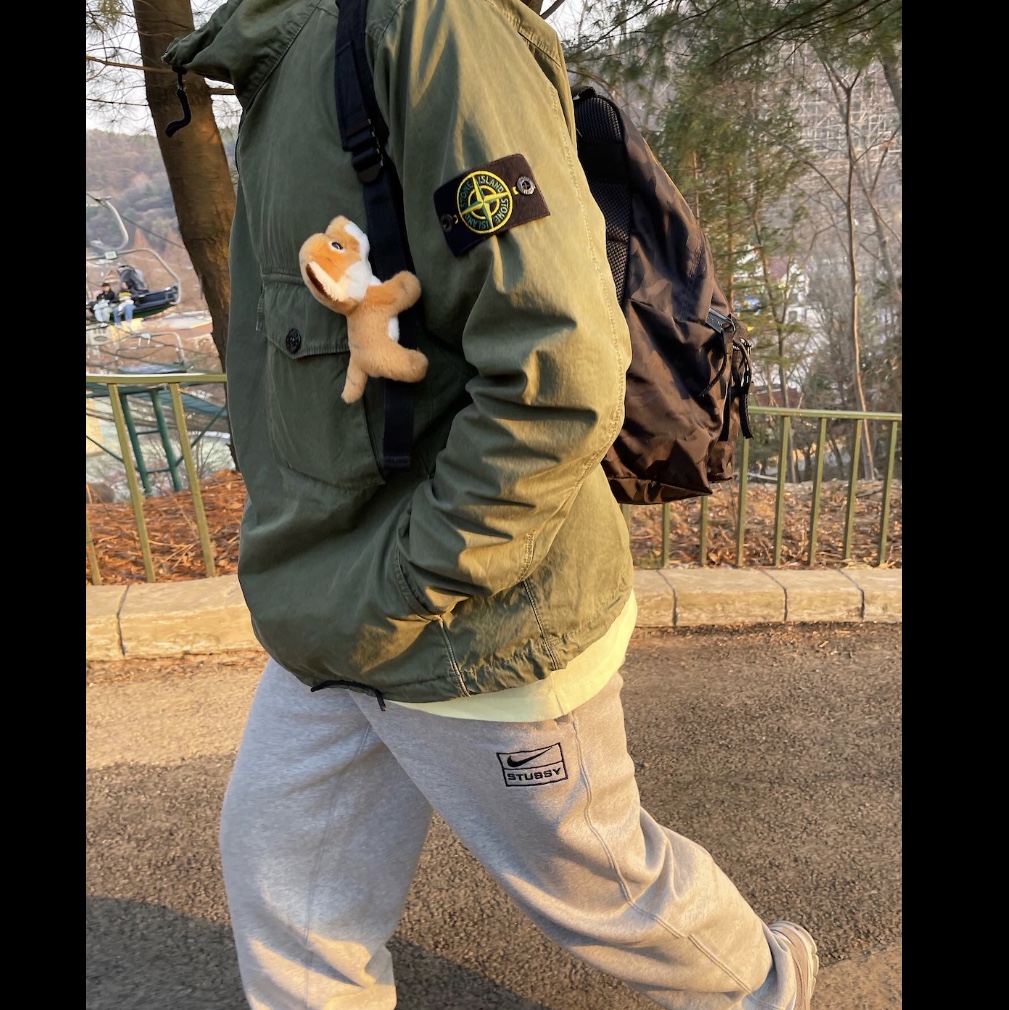 Nike x Stussy NRG Fleece Pants Dark Grey Heather (DO9340-063), Maison Kitsune x Eastpak Padded Backpack Black 착용 스타일