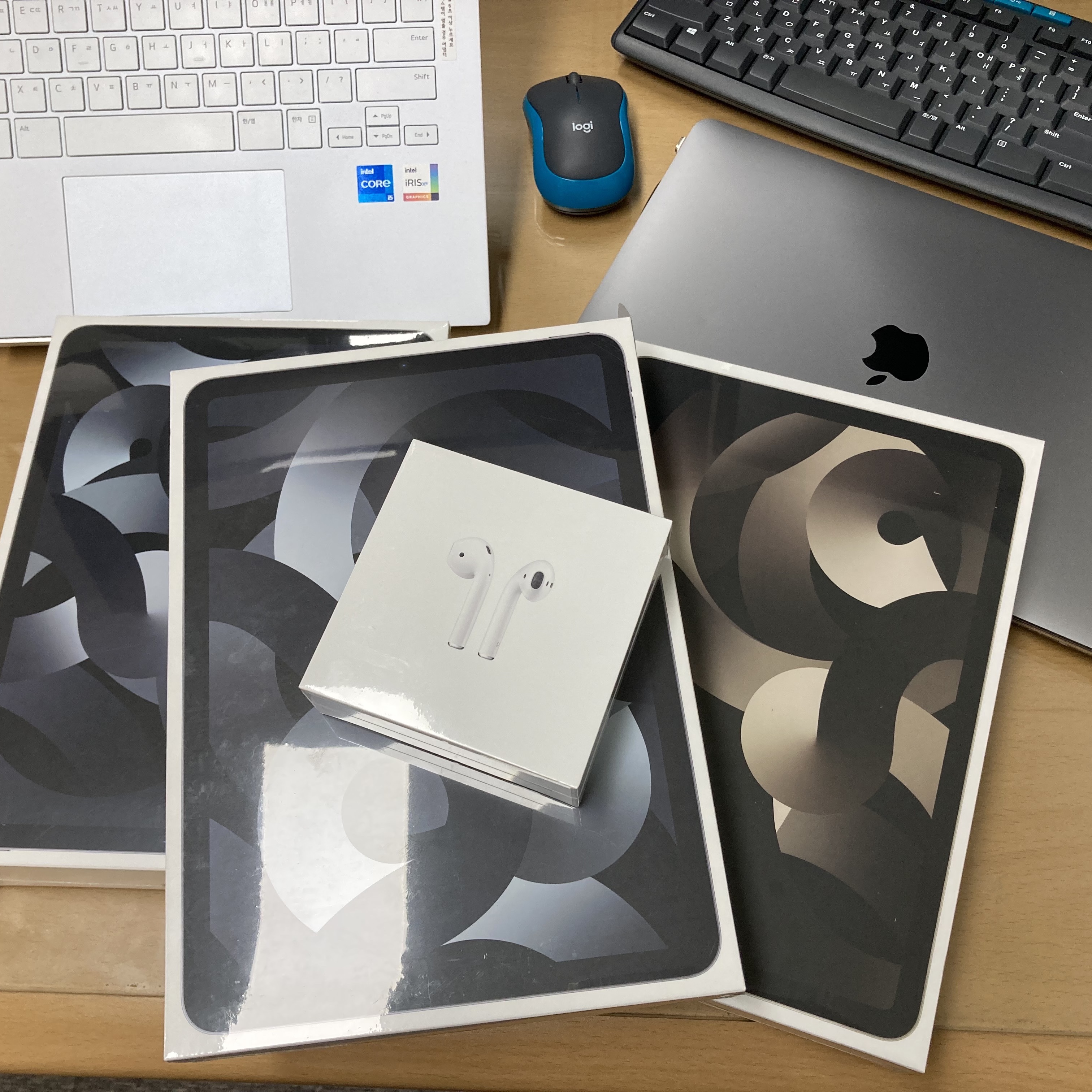 Apple iPad Air 5th Gen Wifi 64GB Space Gray (Korean Ver.), Apple iPad Air 5th Gen Wifi 64GB Starlight (Korean Ver.) 착용 스타일