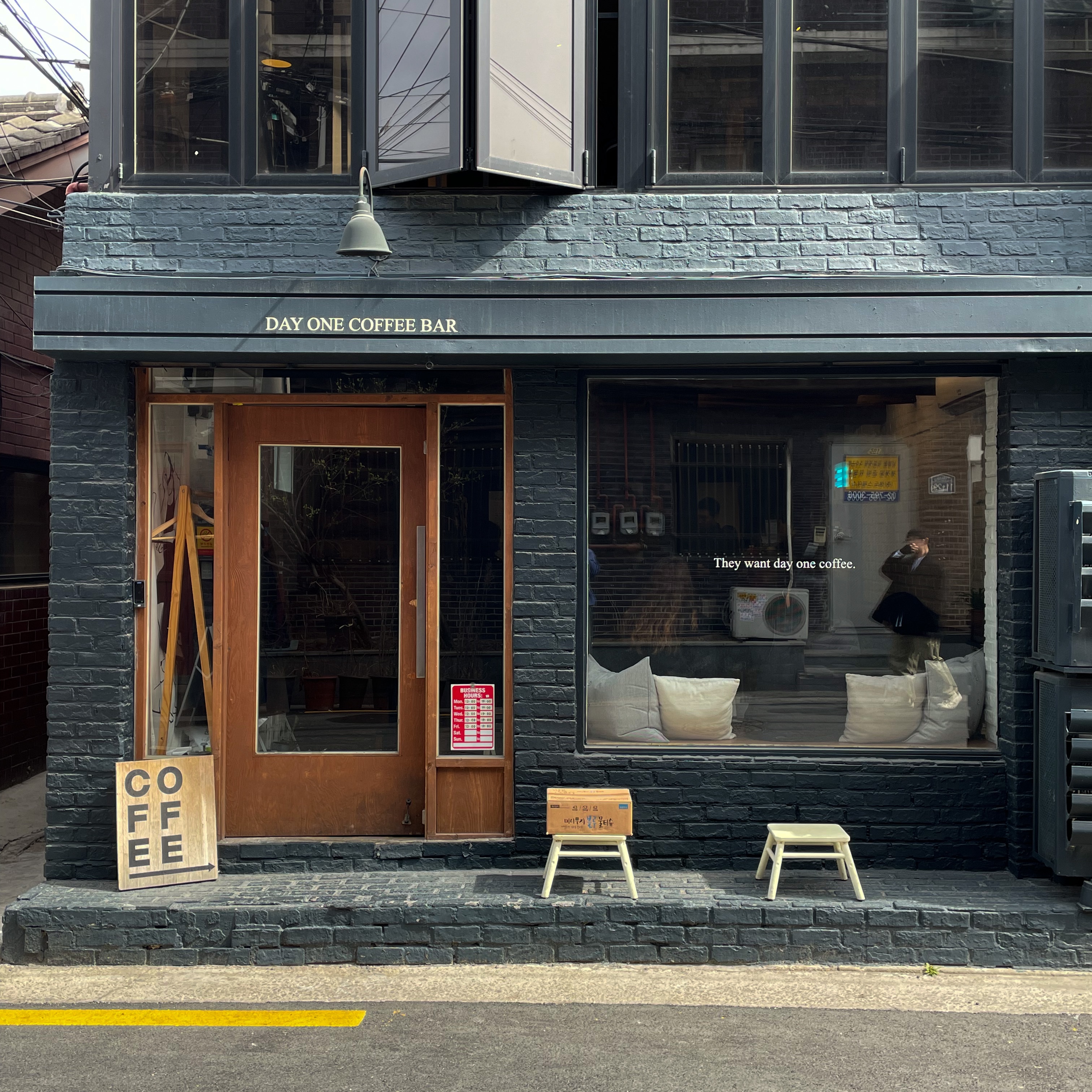 Arc'teryx Mantis 32 Backpack Black, Adidas x Blondey McCoy A.B. Gazelle Indoor Mineral Blue 착용 스타일 - 3