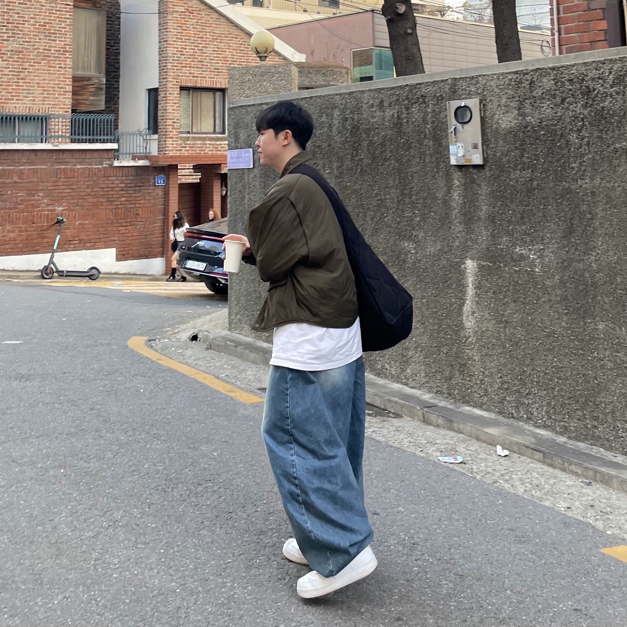 Nike Air Force 1 '07 Low White, COS Diamond Quilted Oversized Shoulder Bag Black 착용 스타일