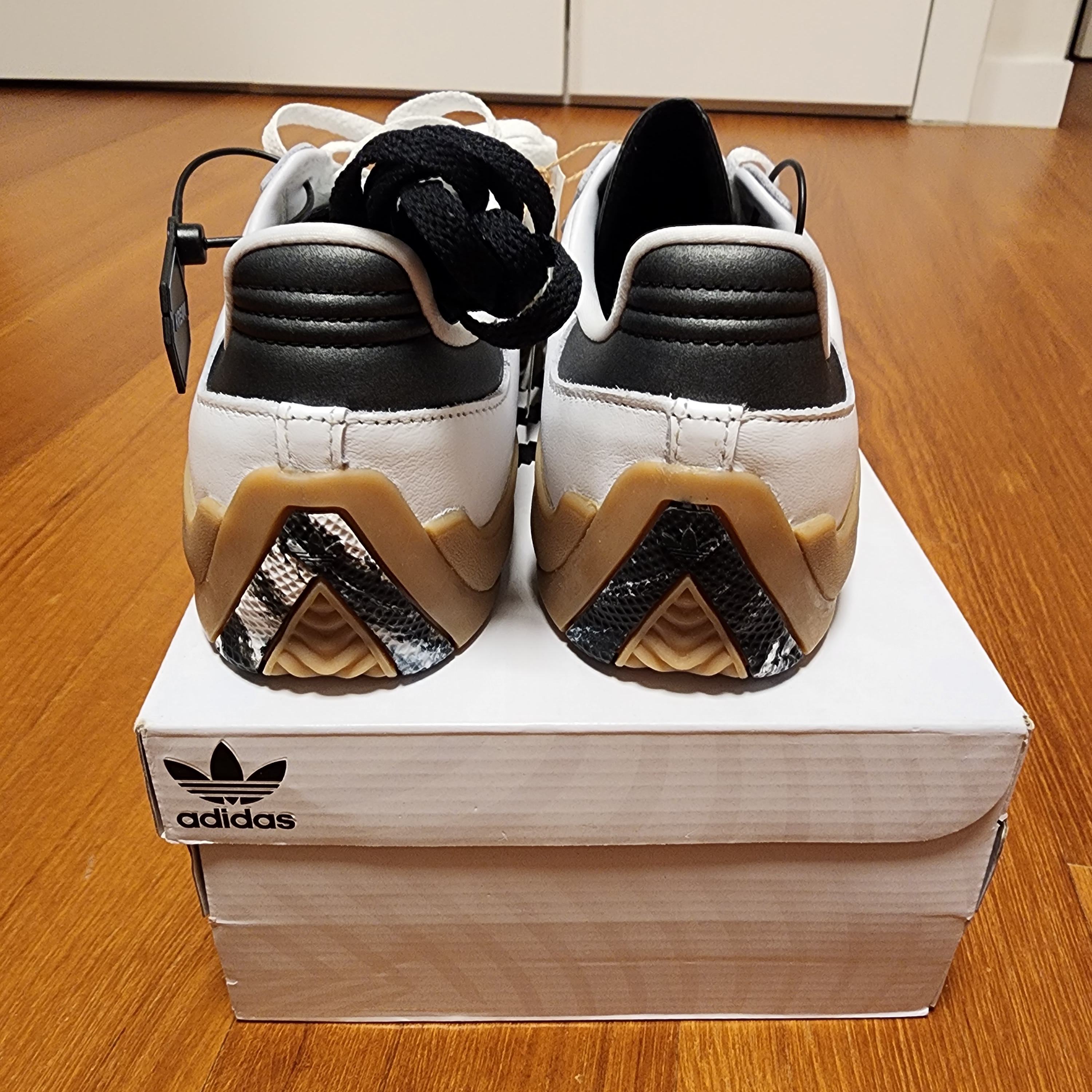 Adidas x Palace Samba White Black 착용 스타일 - 4