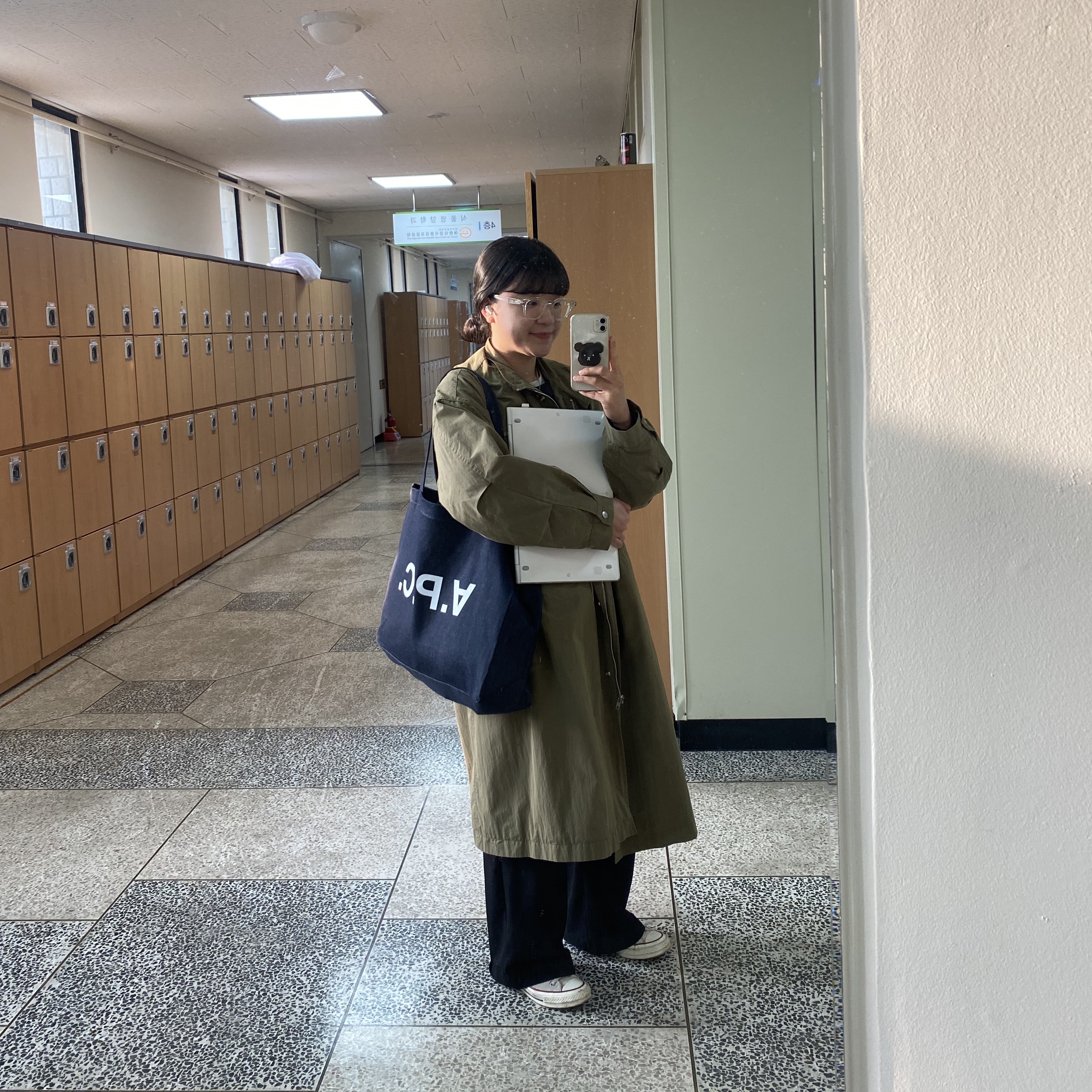 A.P.C. Daniela Shopping Bag Indigo 착용 스타일