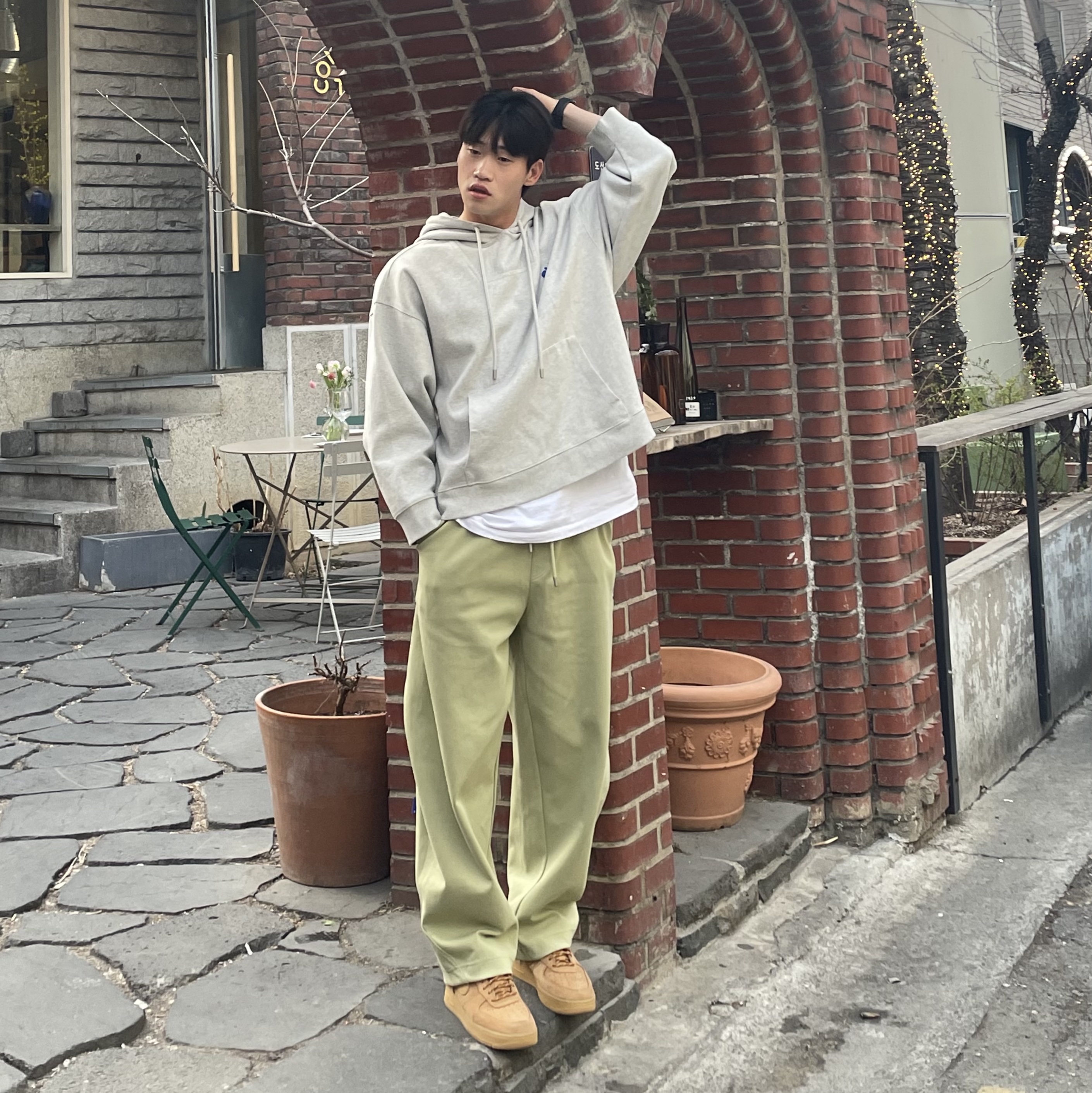Zara x Ader Error Jogger Pants Light Green, Zara x Ader Error Embroidery Hooded Sweatshirt Grey 착용 스타일 - 3