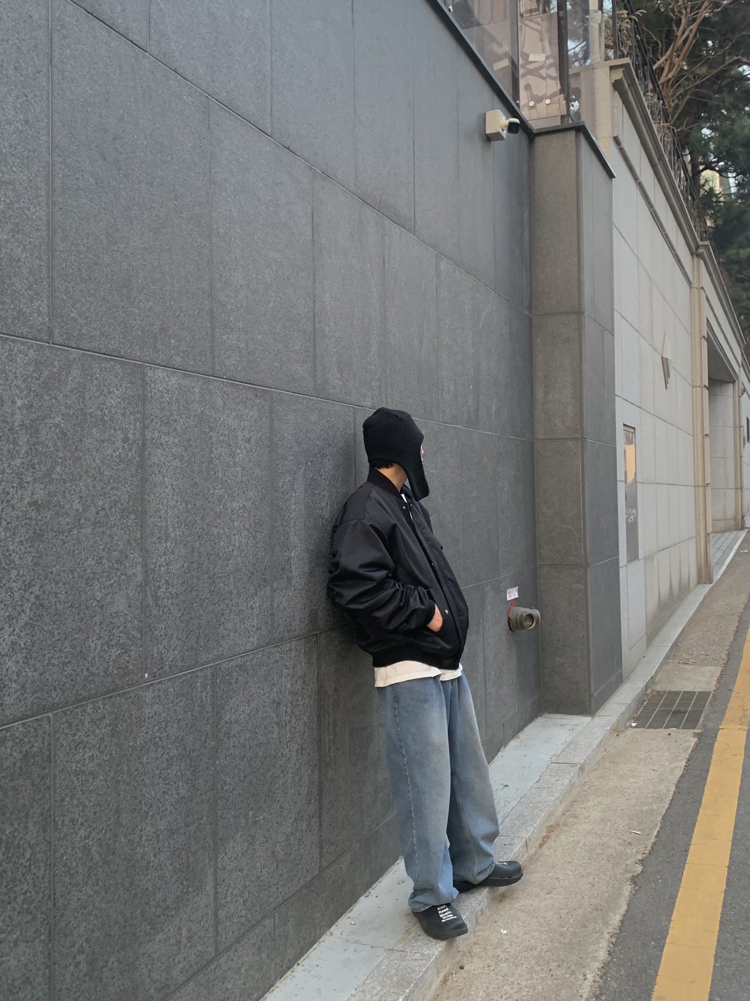 [KREAM 단독] STU Ear Flap Beenie Black, [KREAM 단독] STU Overfit Back Pocket Bomber Black 착용 스타일 - 1