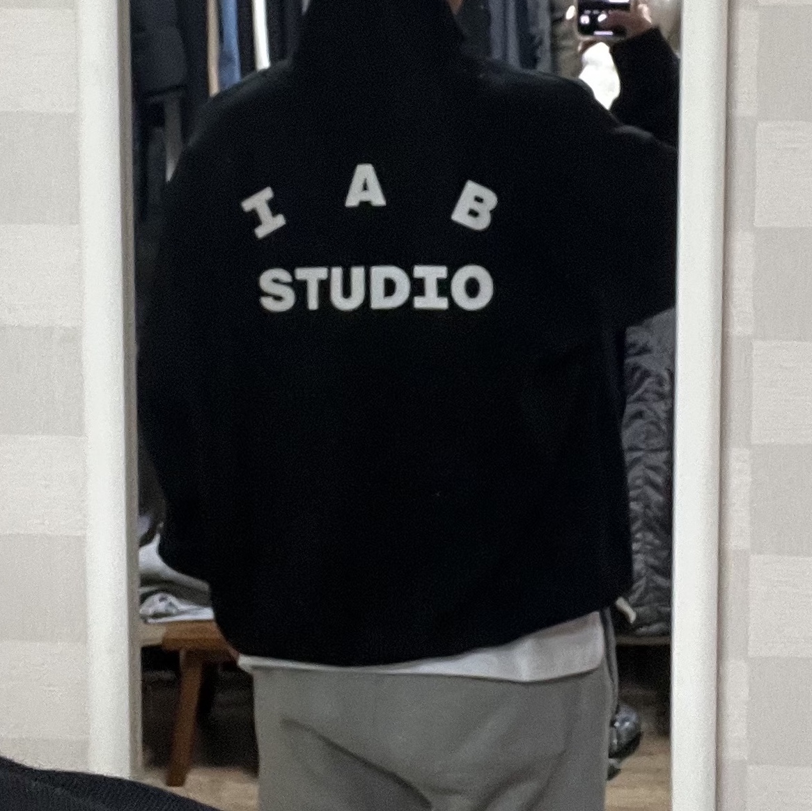 IAB Studio Half Zip-Up Black White 착용 스타일