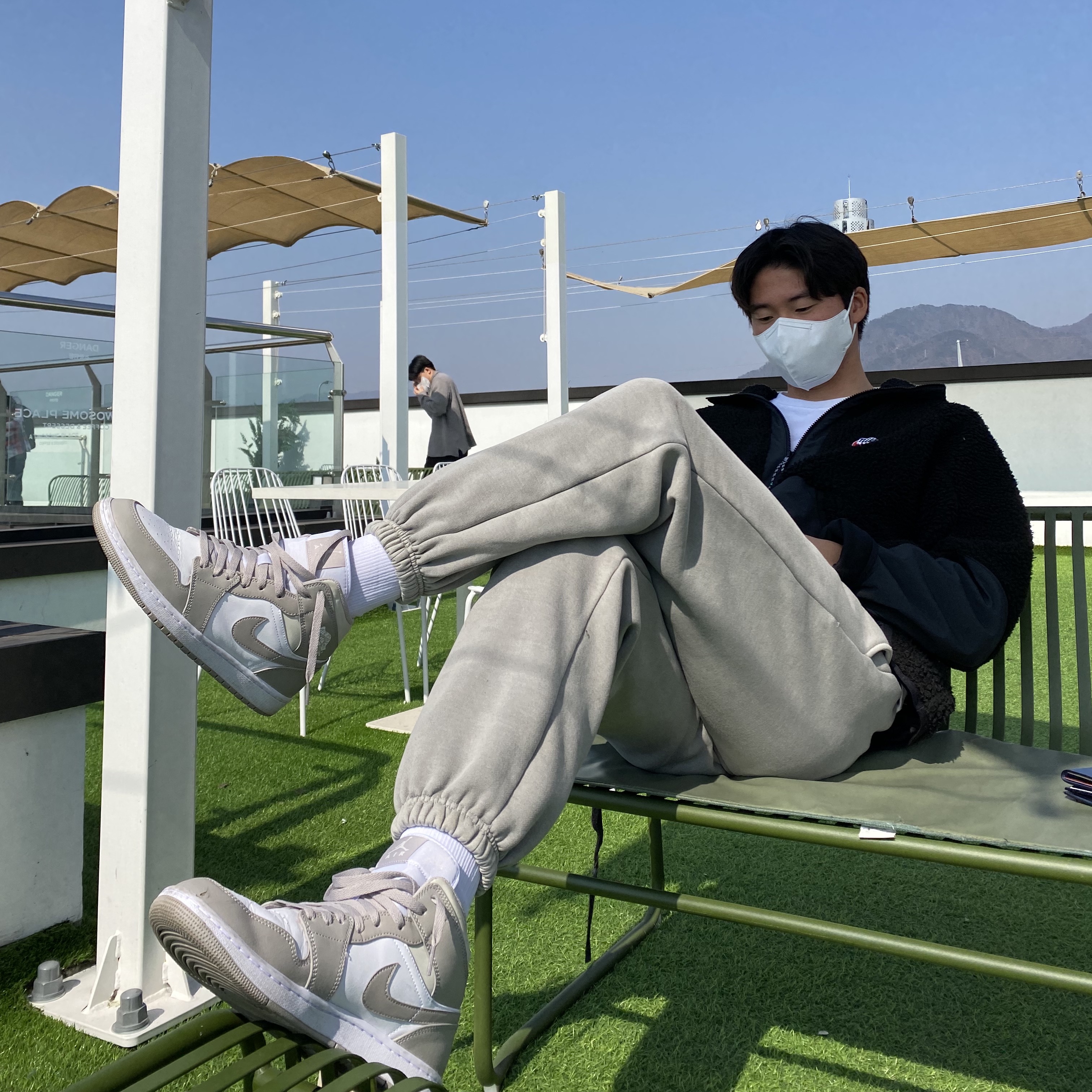 Jordan 1 Mid College Grey 착용 스타일