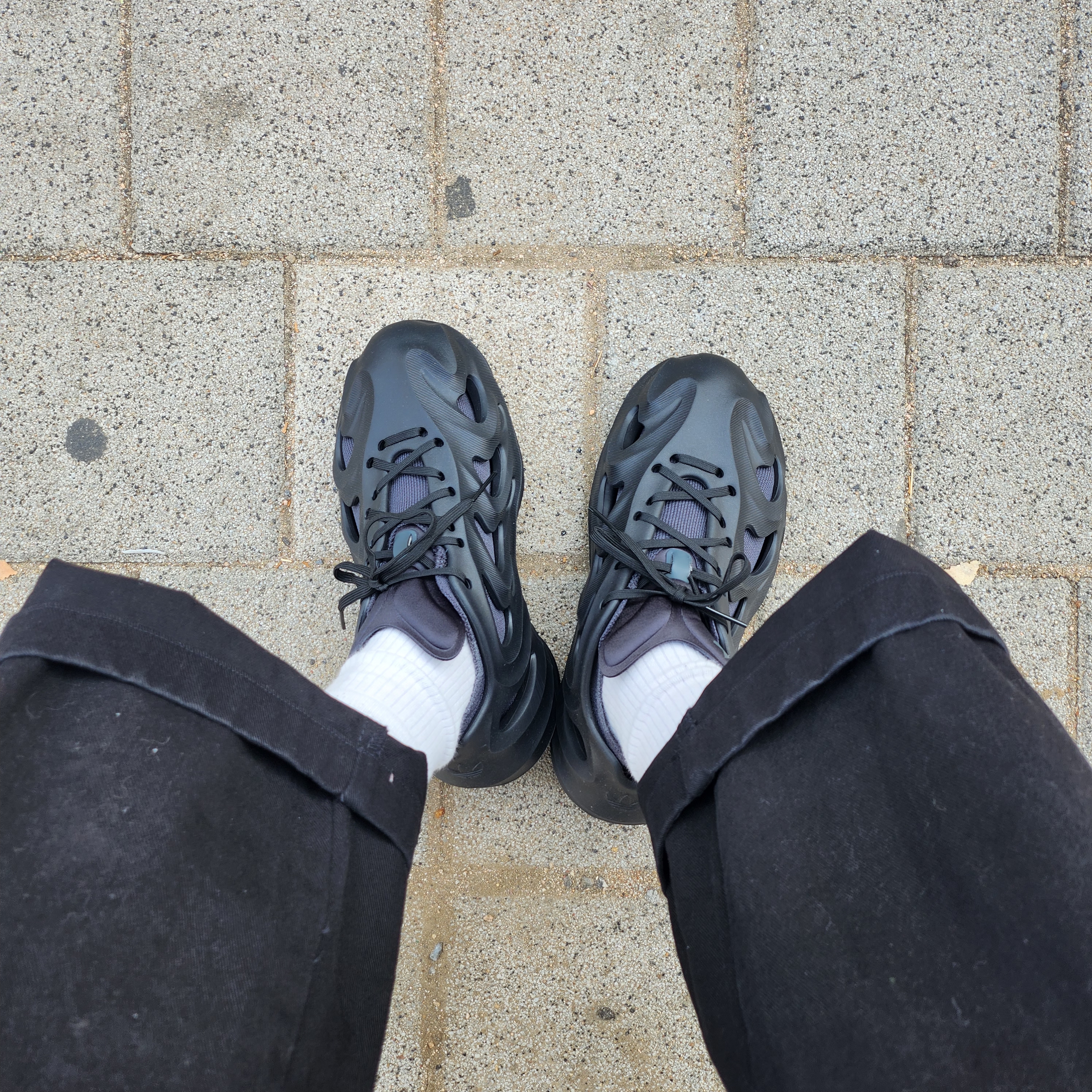 Adidas Adifom Q Core Black Carbon 착용 스타일 - 1