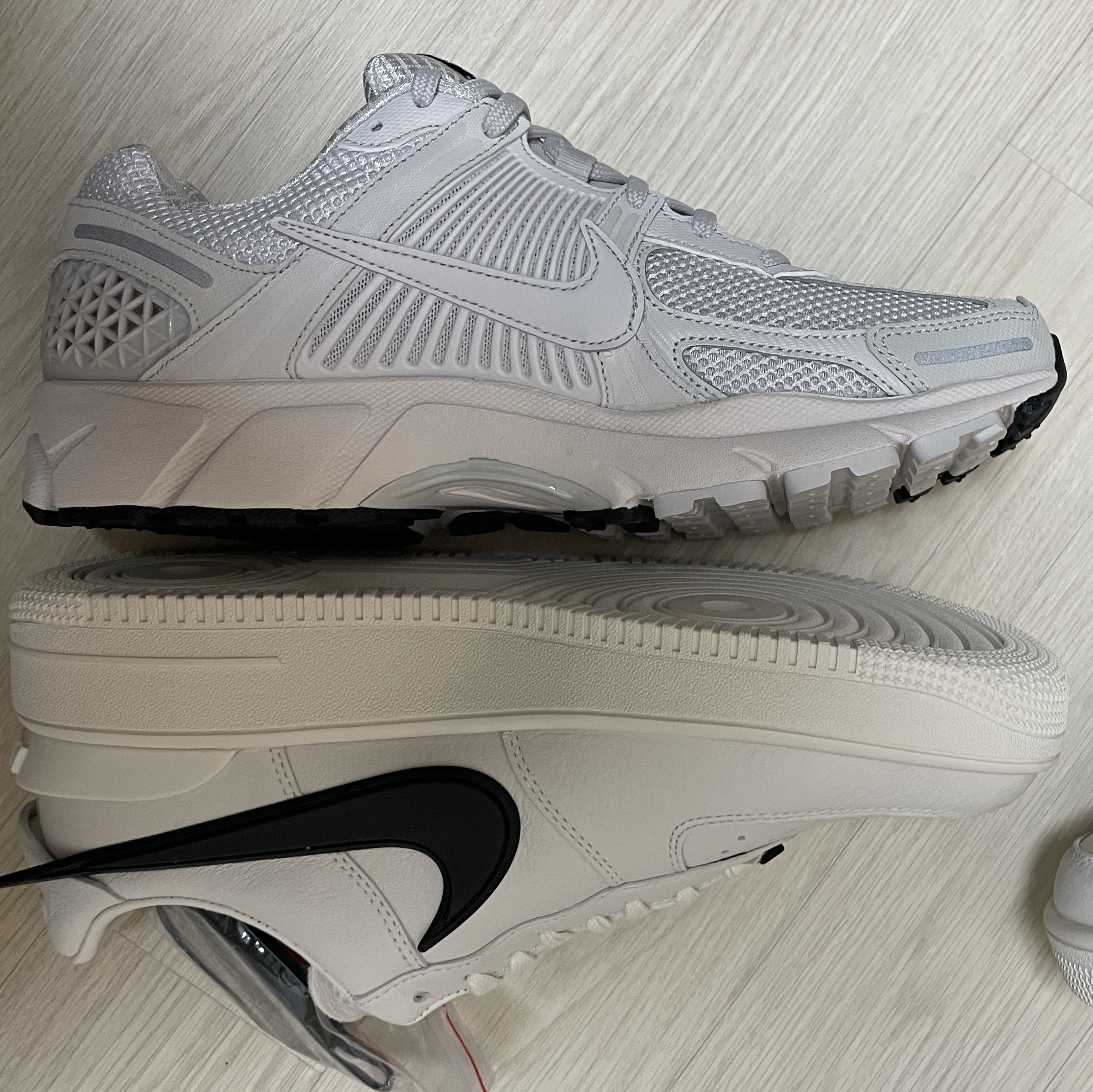 Nike x Ambush Air Force 1 Low SP Phantom, Nike Zoom Vomero 5 SP Vast Grey 2023 착용 스타일 - 2