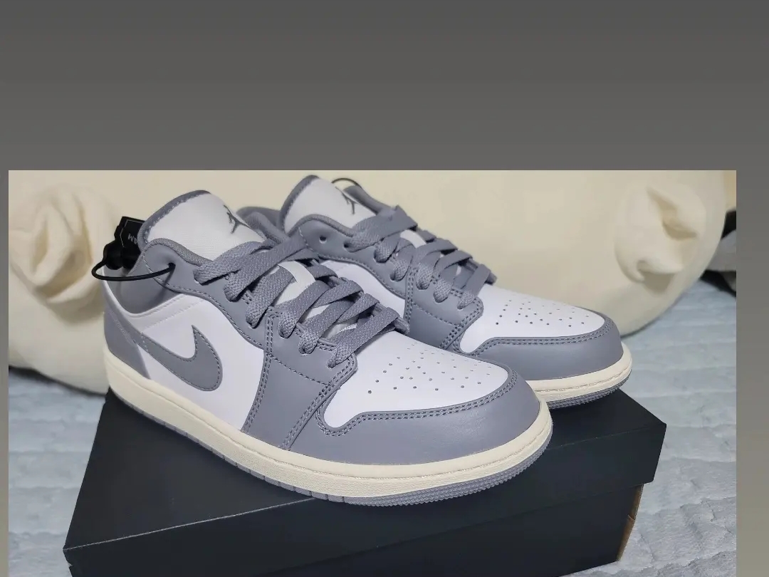 Jordan 1 Low Stealth and White 착용 스타일
