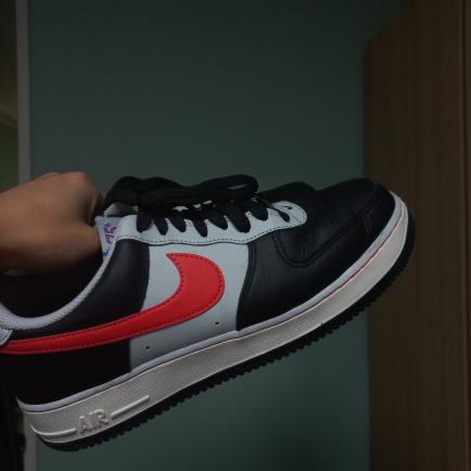 Nike x NBA Air Force 1 '07 LV8 EMB Black and Chile Red 착용 스타일