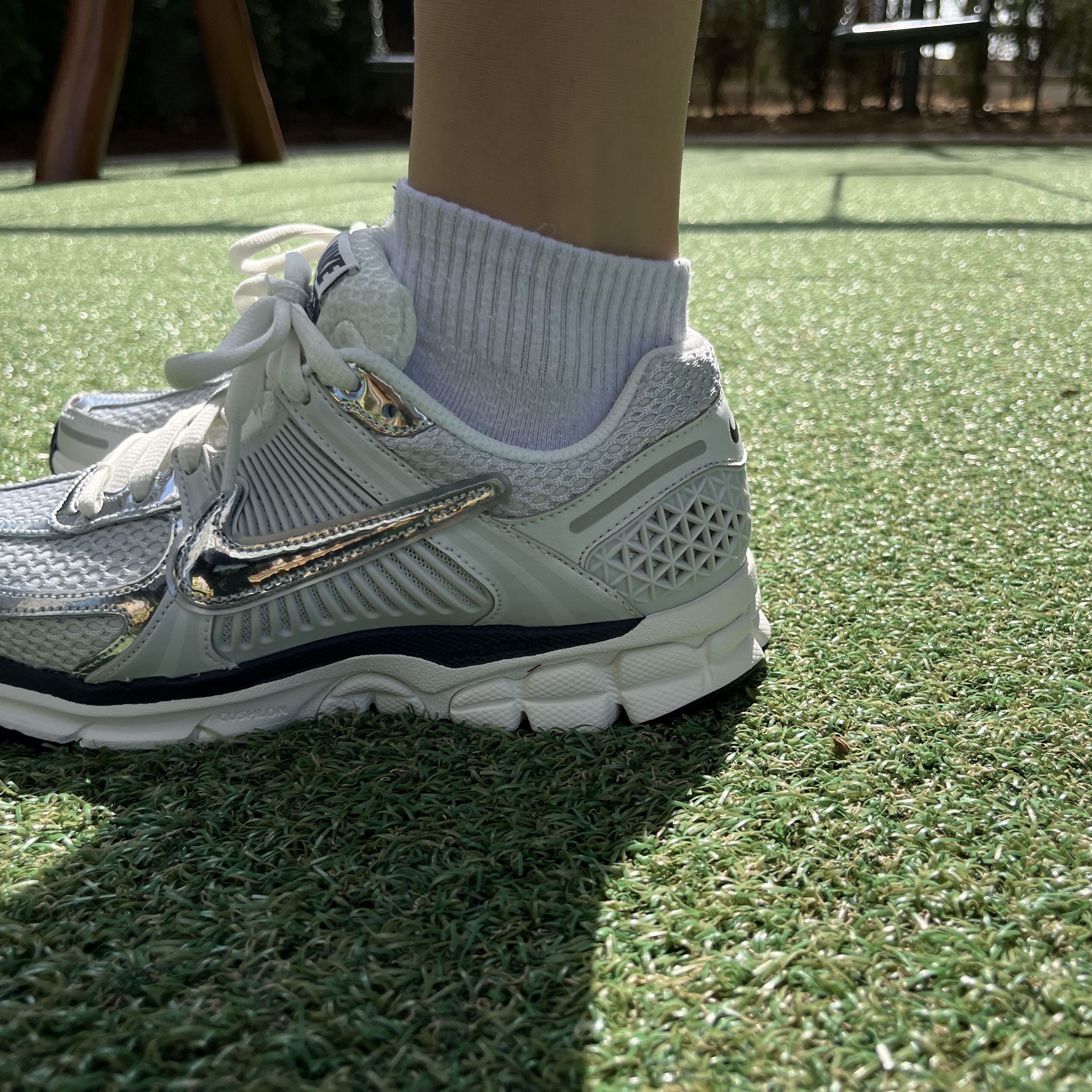 (W) Nike Zoom Vomero 5 Photon Dust and Metallic Silver 착용 스타일 - 3