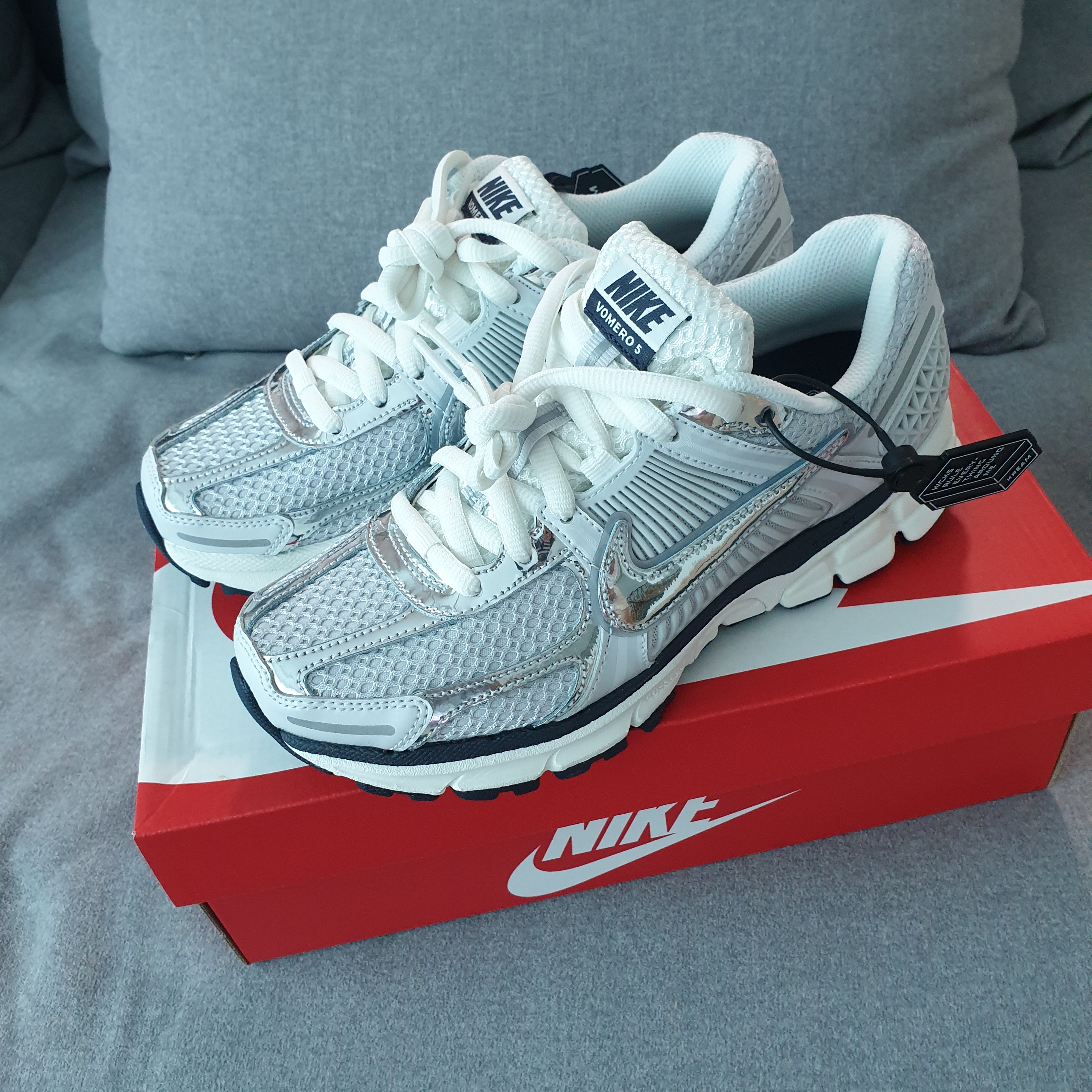 (W) Nike Zoom Vomero 5 Photon Dust and Metallic Silver 착용 스타일