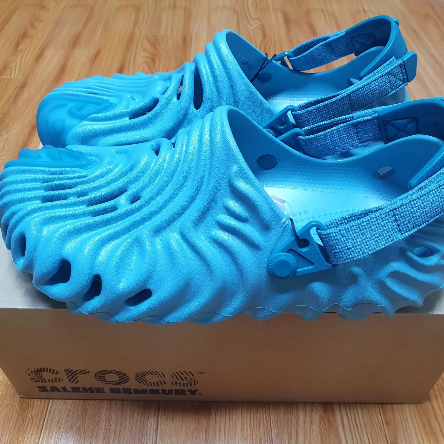 Crocs x Salehe Bembury Pollex Clog Tide 착용 스타일