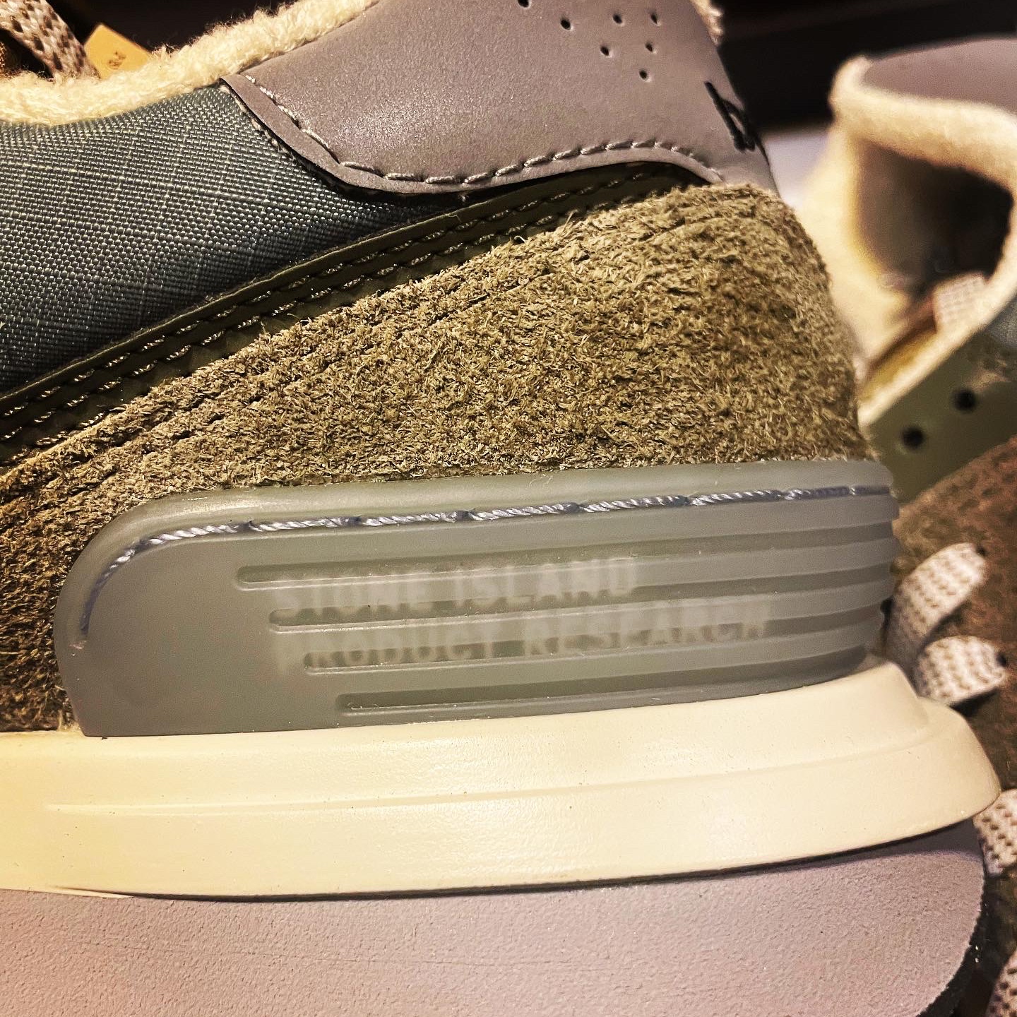 New Balance x Stone Island 574 Legacy Green 착용 스타일 - 5