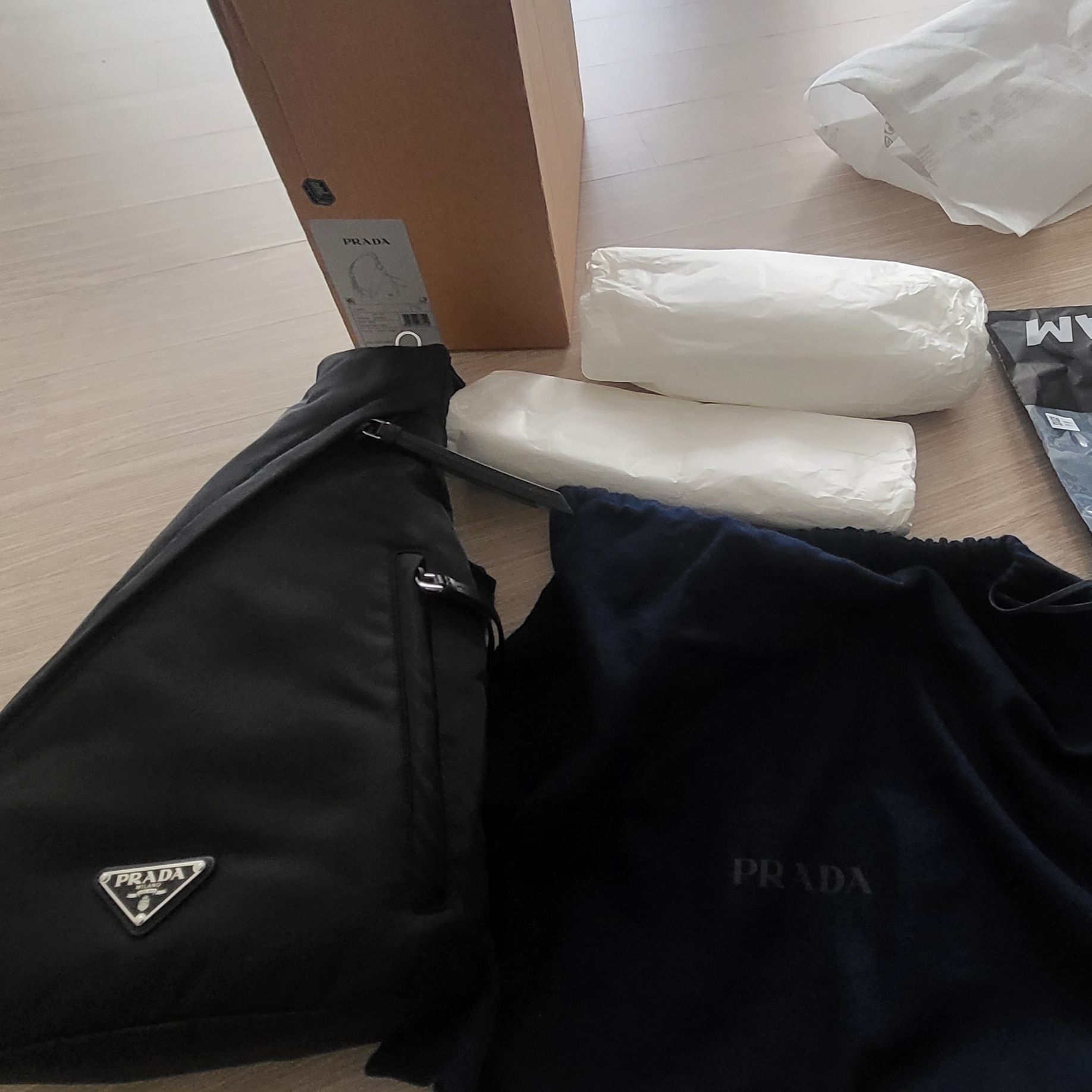 Prada Re-Nylon and Leather Shoulder Strap Backpack Black 착용 스타일