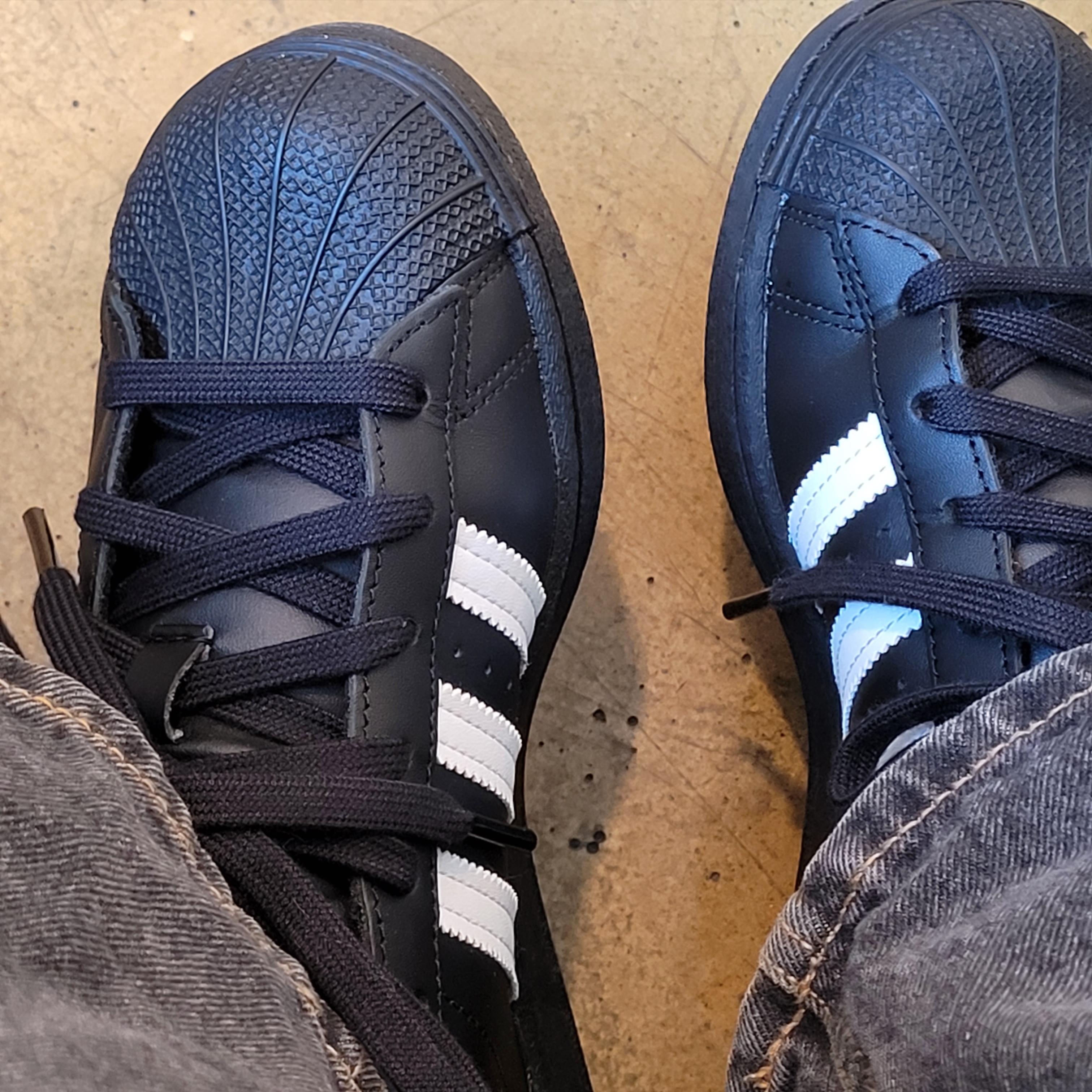 (J) Adidas Superstar Black White 착용 스타일