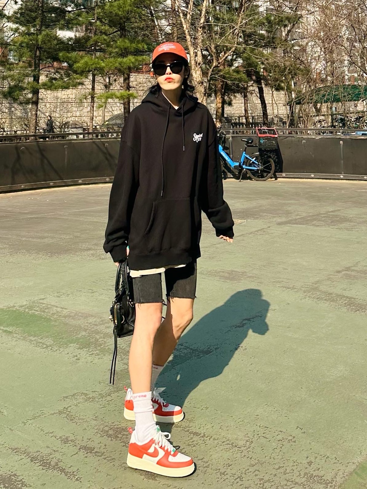 Nike Air Force 1 '07 LV8 Pojangmacha, Supreme Hanes Crew Socks White (4 Pack) 착용 스타일 - 1