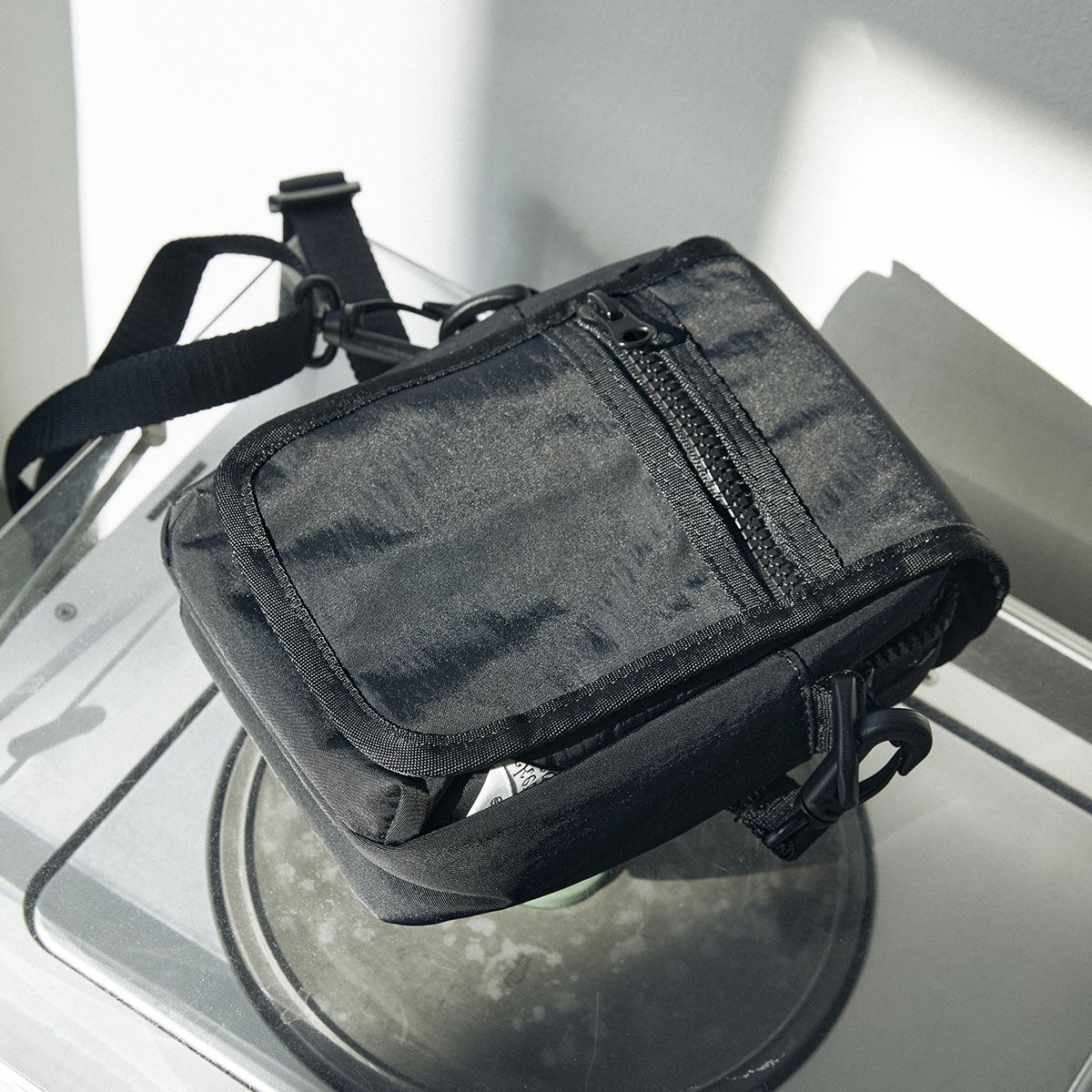 Found Pocket Shutter Cross Bag Black 착용 스타일