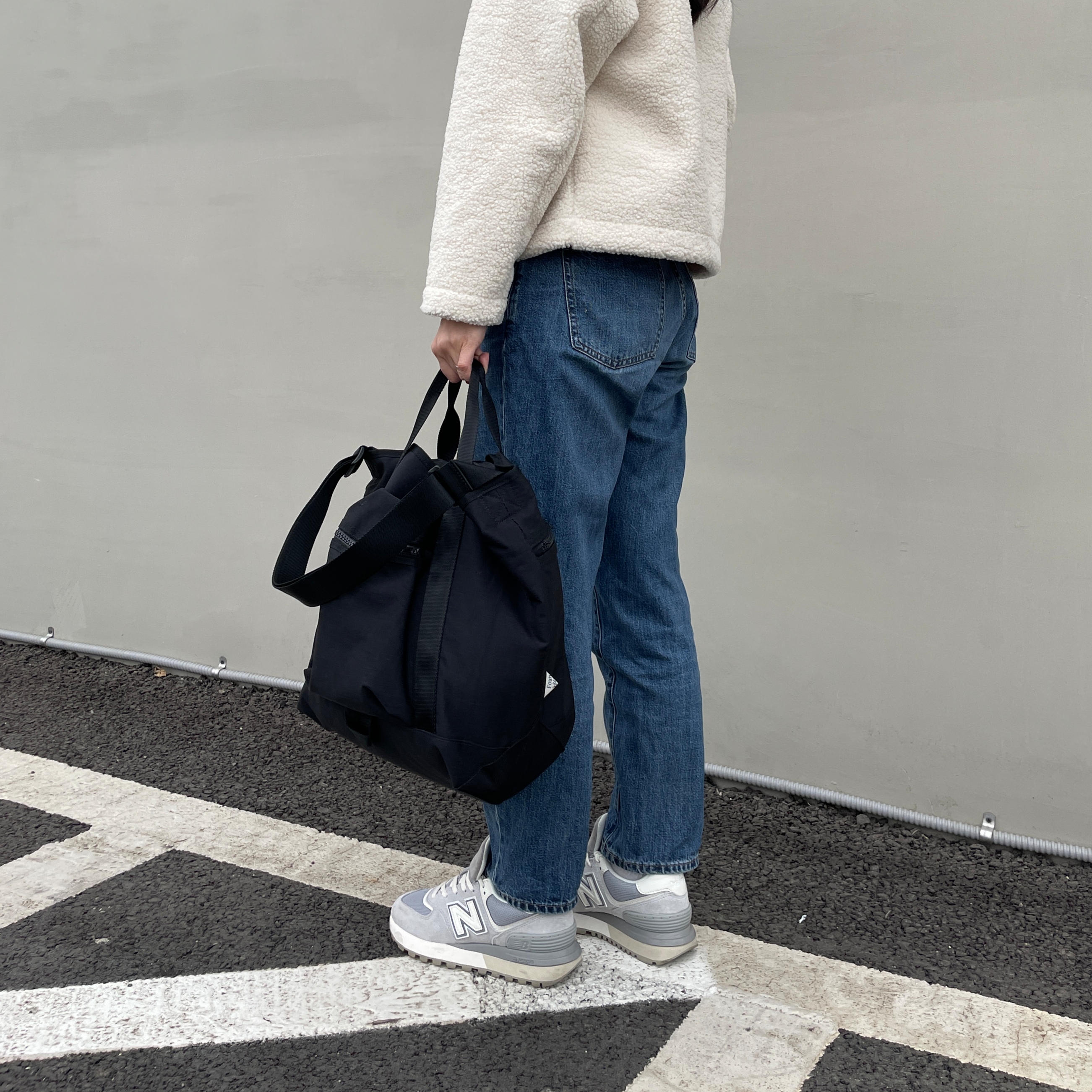 Found Pocket Optimal Tote Bag Black 착용 스타일