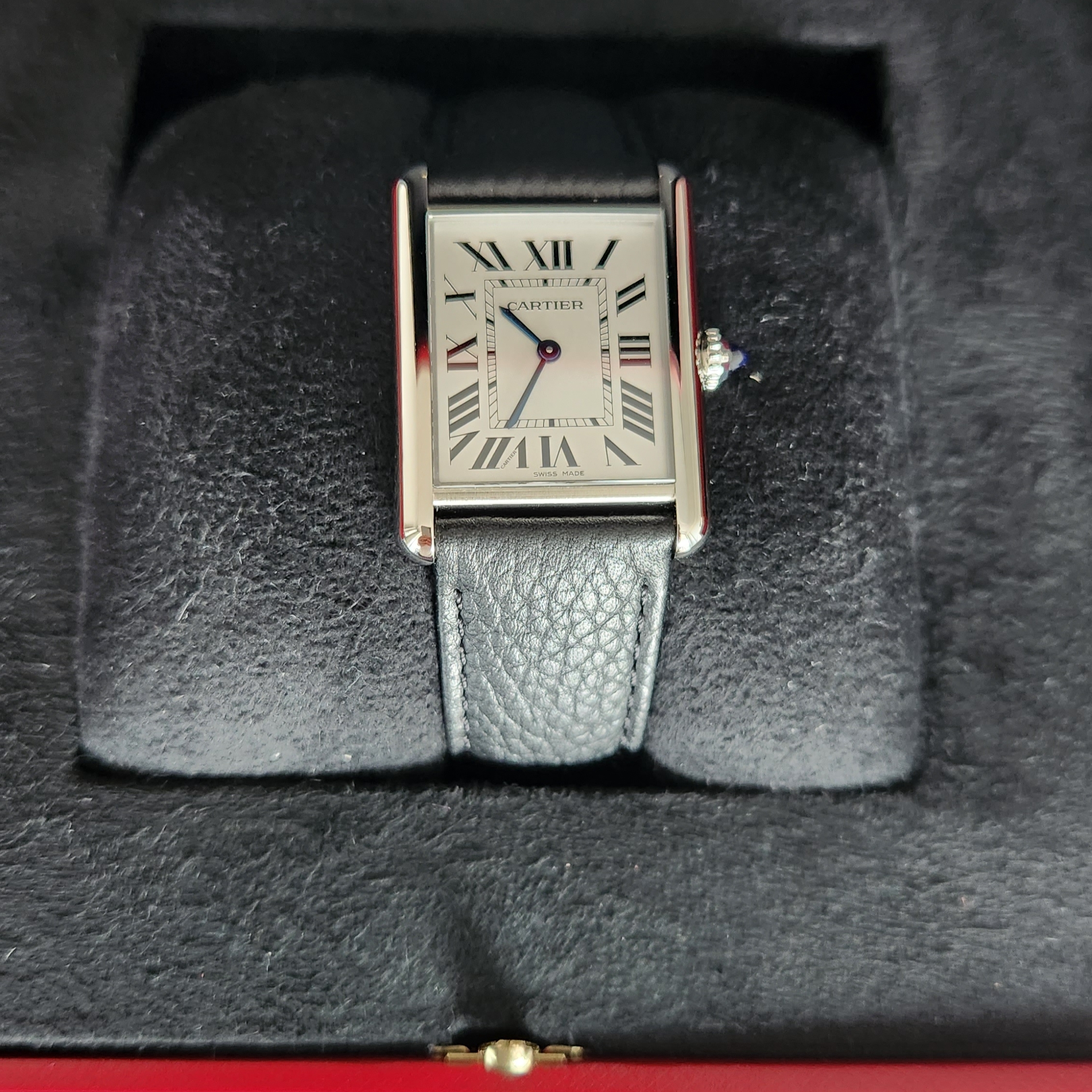 Cartier Tank Must Watch Large Quartz Steel Calfskin Black 착용 스타일 - 2