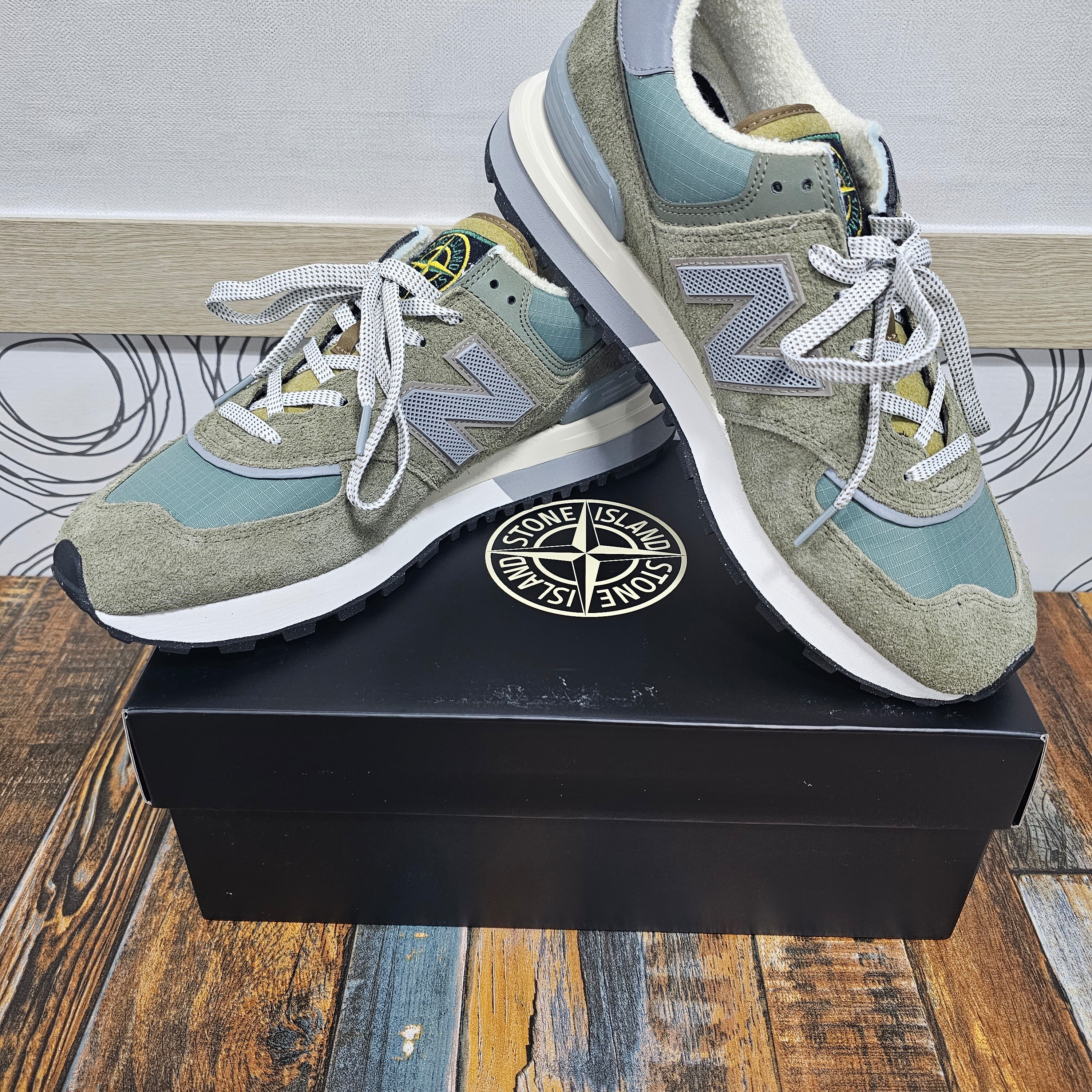 New Balance x Stone Island 574 Legacy Green 착용 스타일 - 1