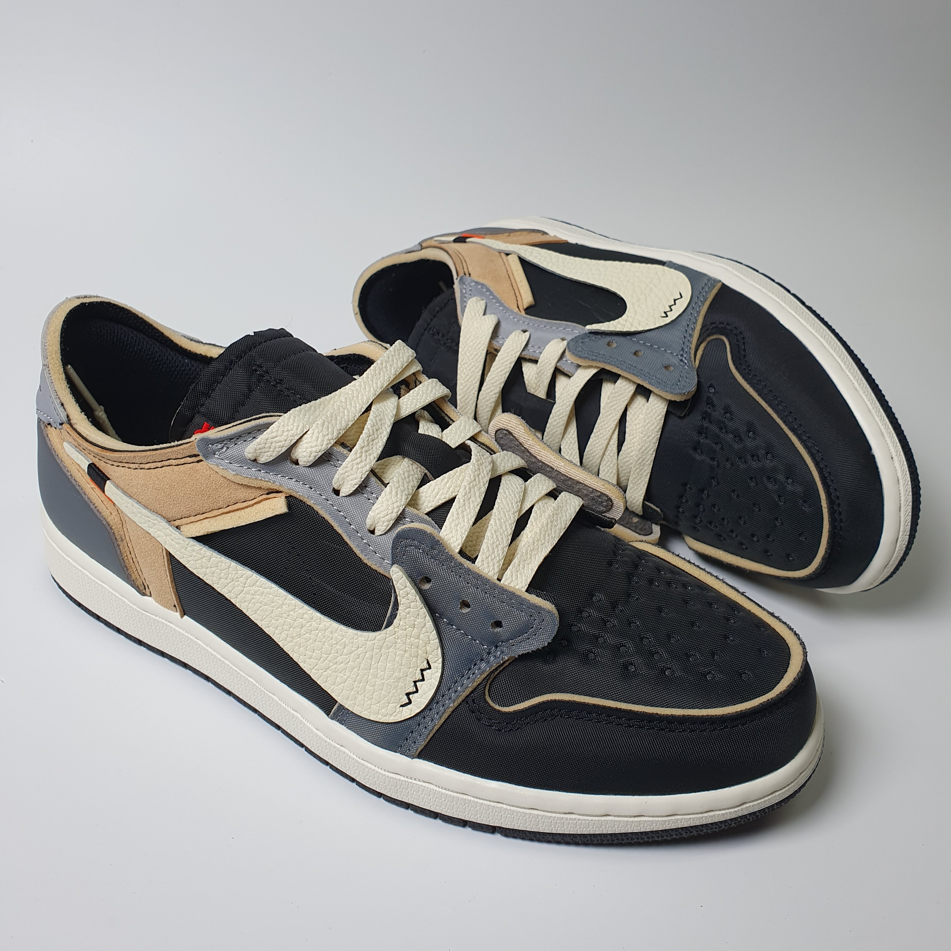 Jordan 1 Retro Low OG EX Black and Smoke Grey 착용 스타일 - 4